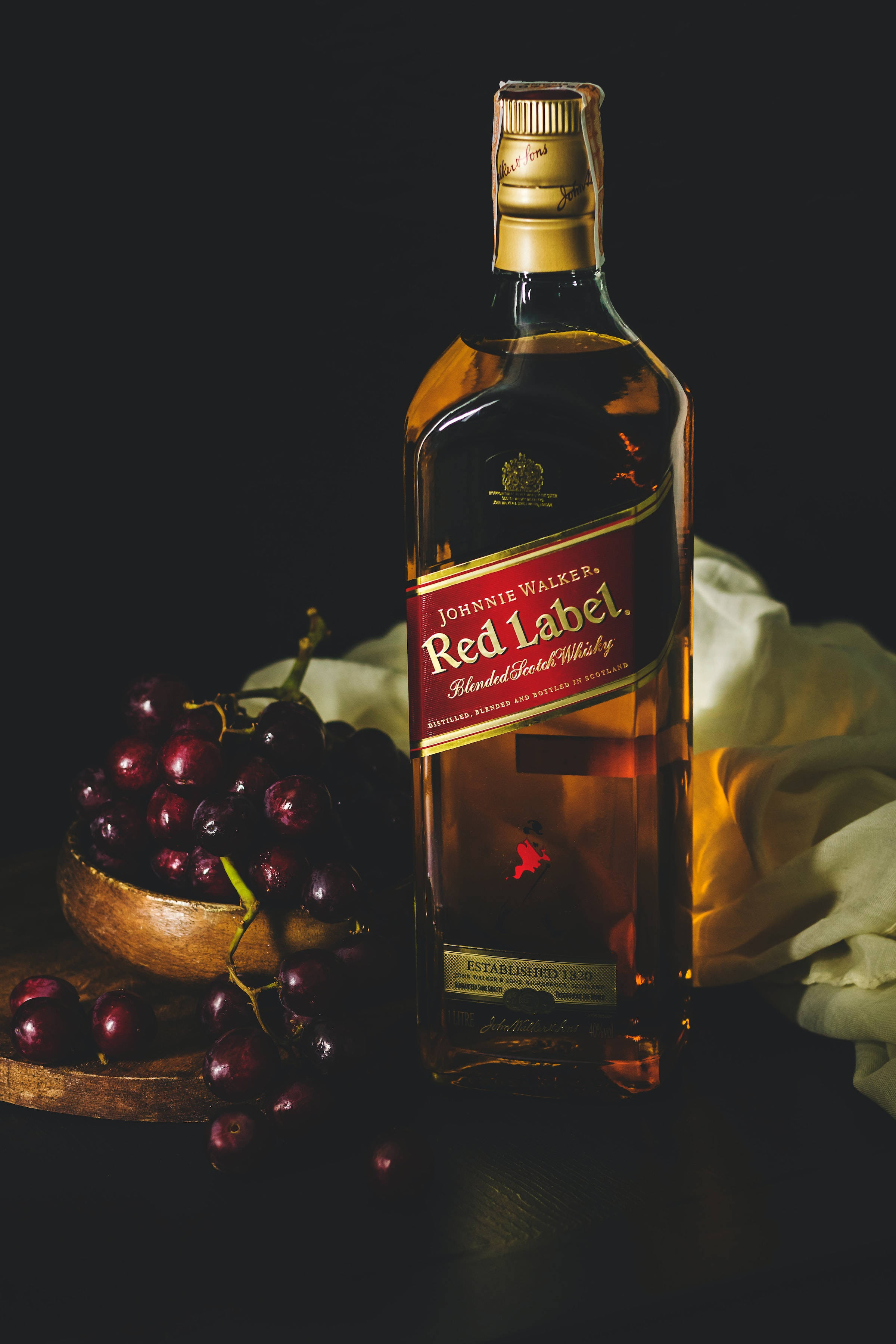 Премиальный виски Red Label со свежей вишней Обои