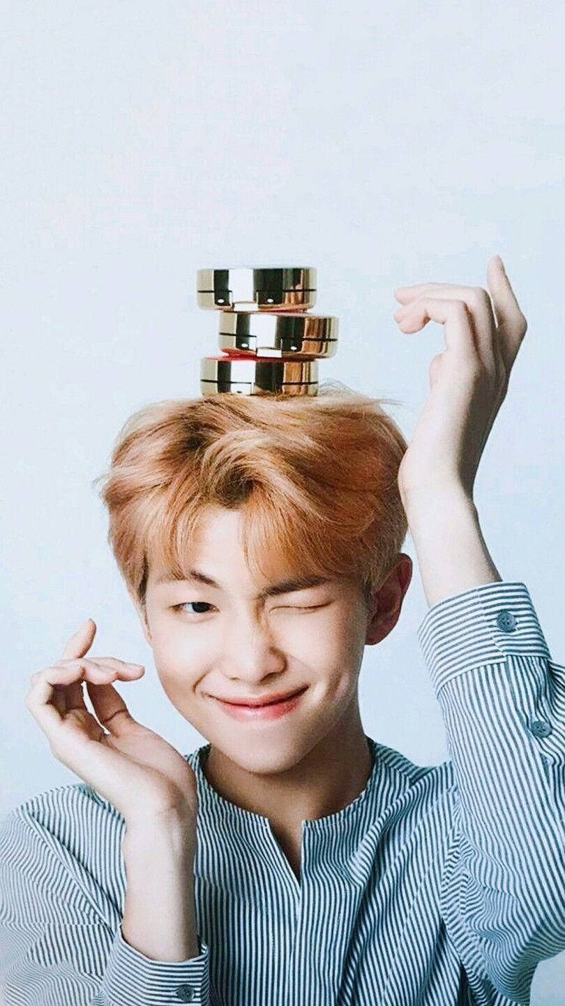Милый RM из BTS с компактами на голове Обои