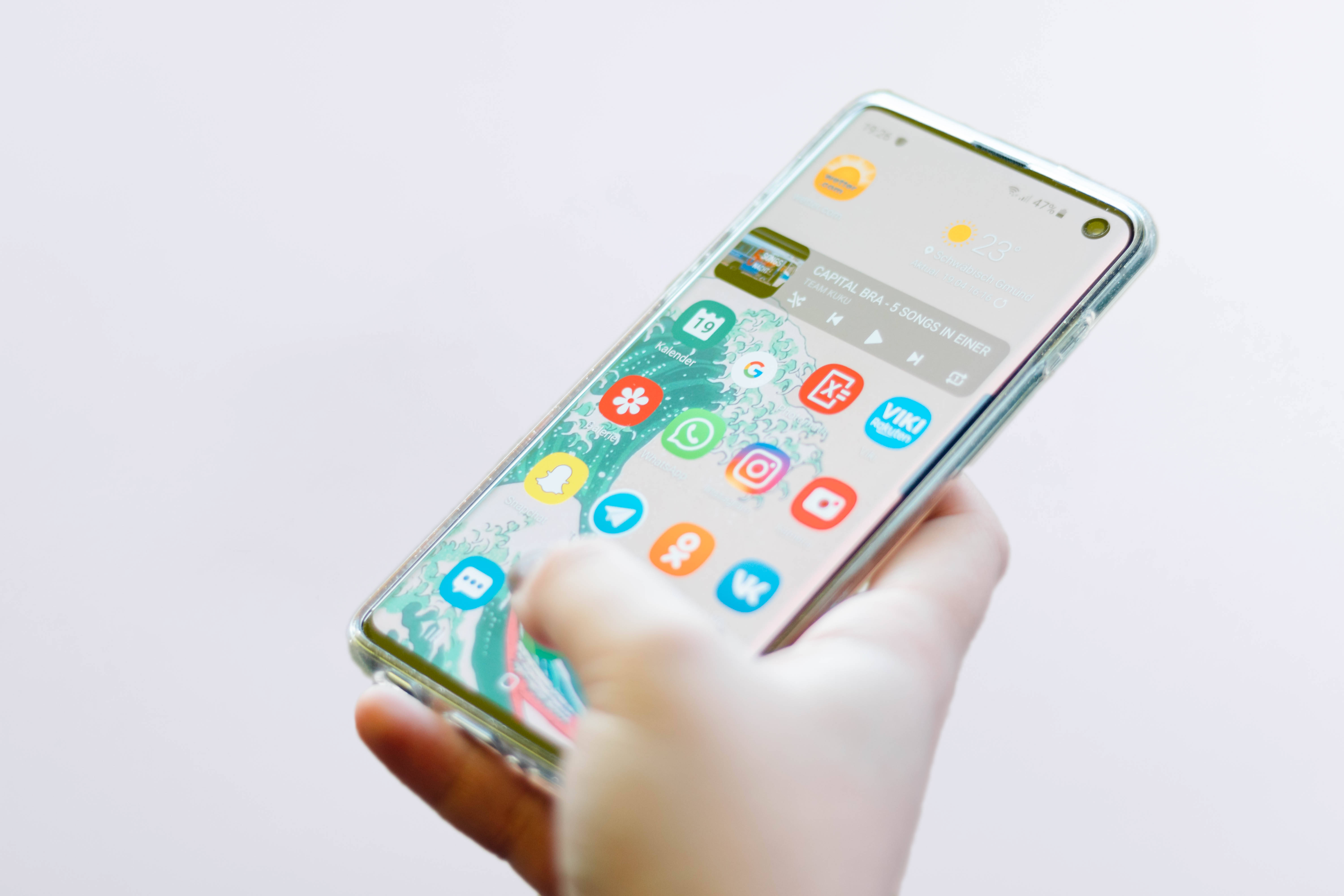 Элегантный Samsung Galaxy S10 в ярком окружении Обои