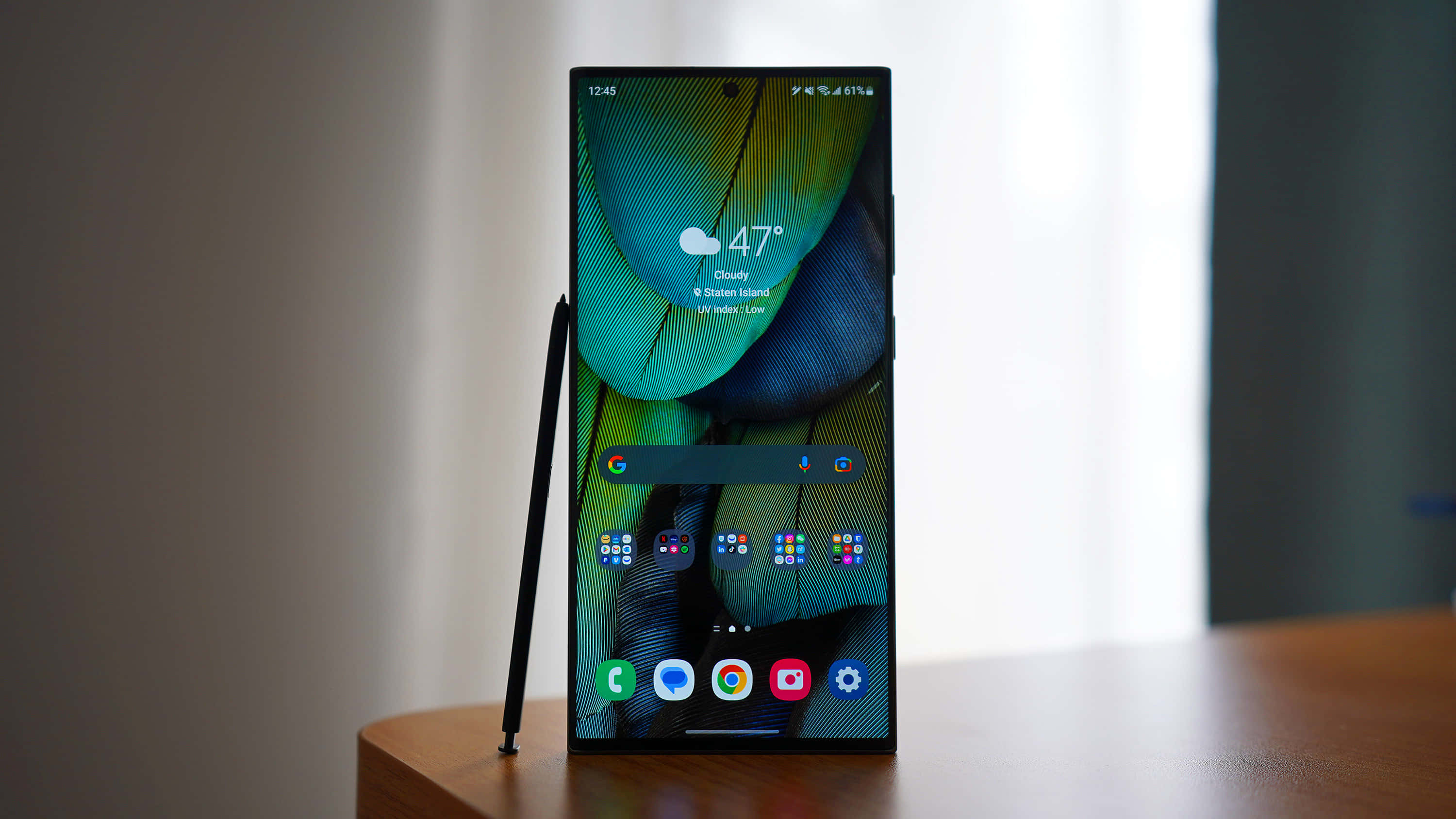 Samsung S23 Ultra с S Pen на дисплее Обои