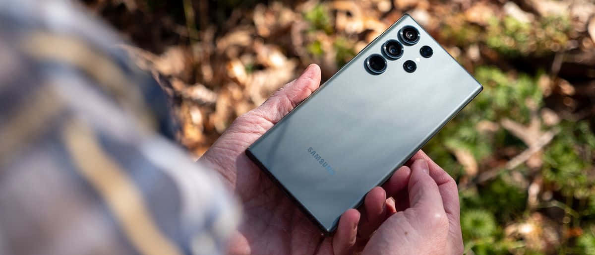Samsung S23 Ultra в руке на улице Обои