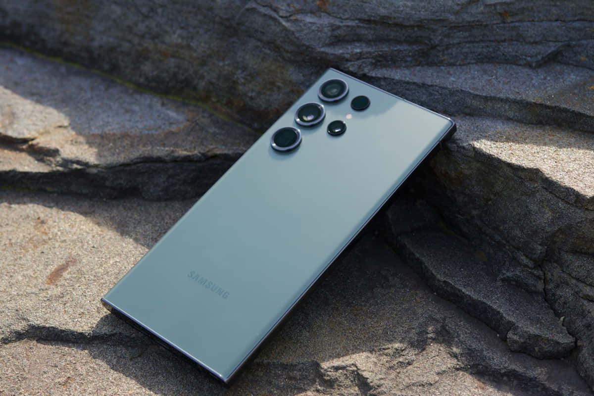 Samsung S23 Ultra на каменистой поверхности Обои