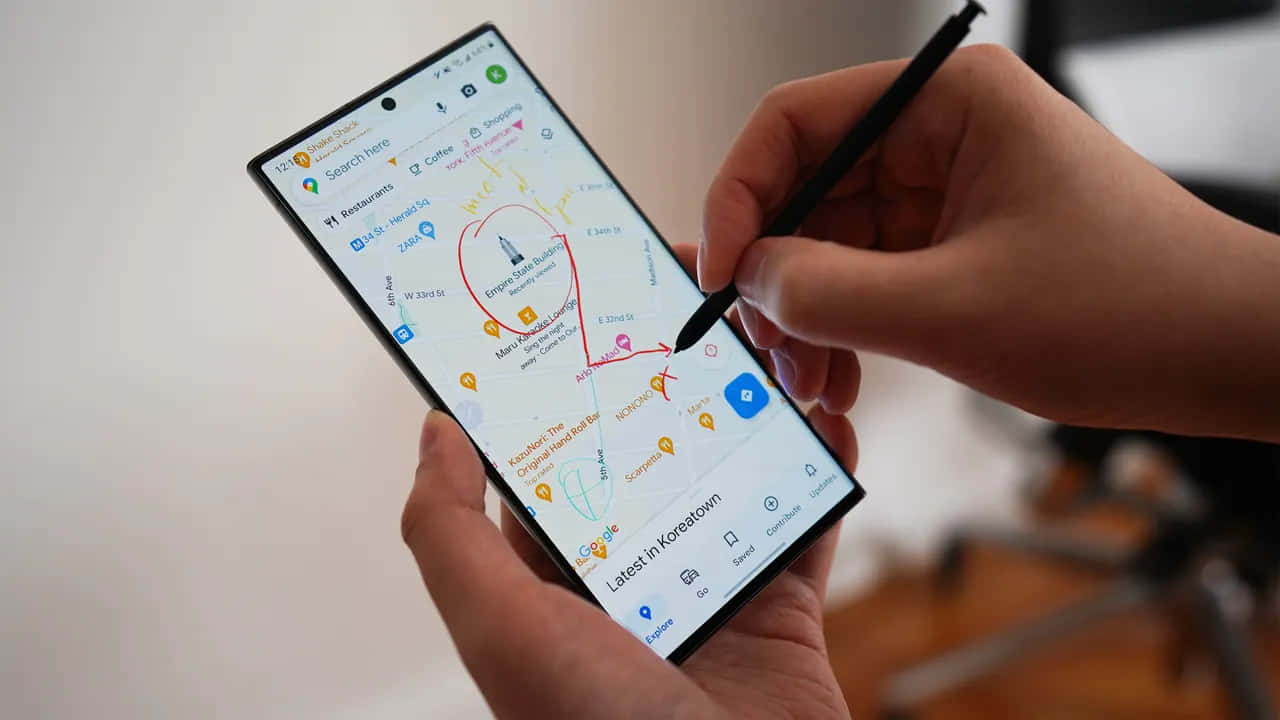 Samsung S23 Ultra с использованием Google Карт и стилусом S Pen Обои
