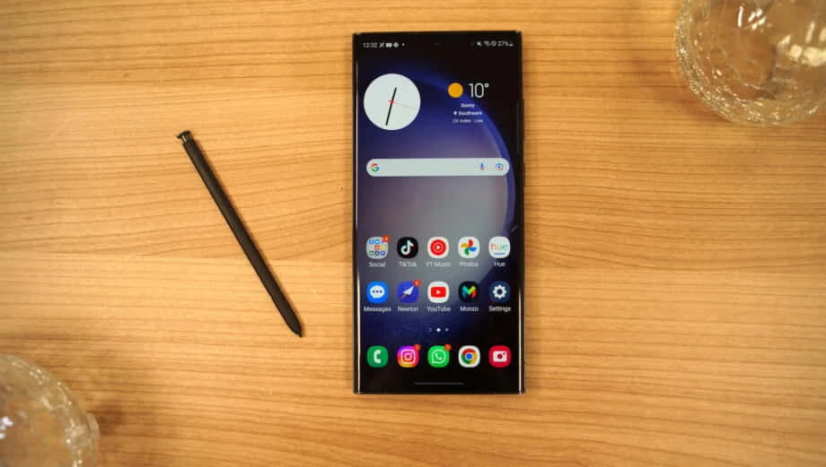 Samsung S23 Ultra с S Pen на столе Обои