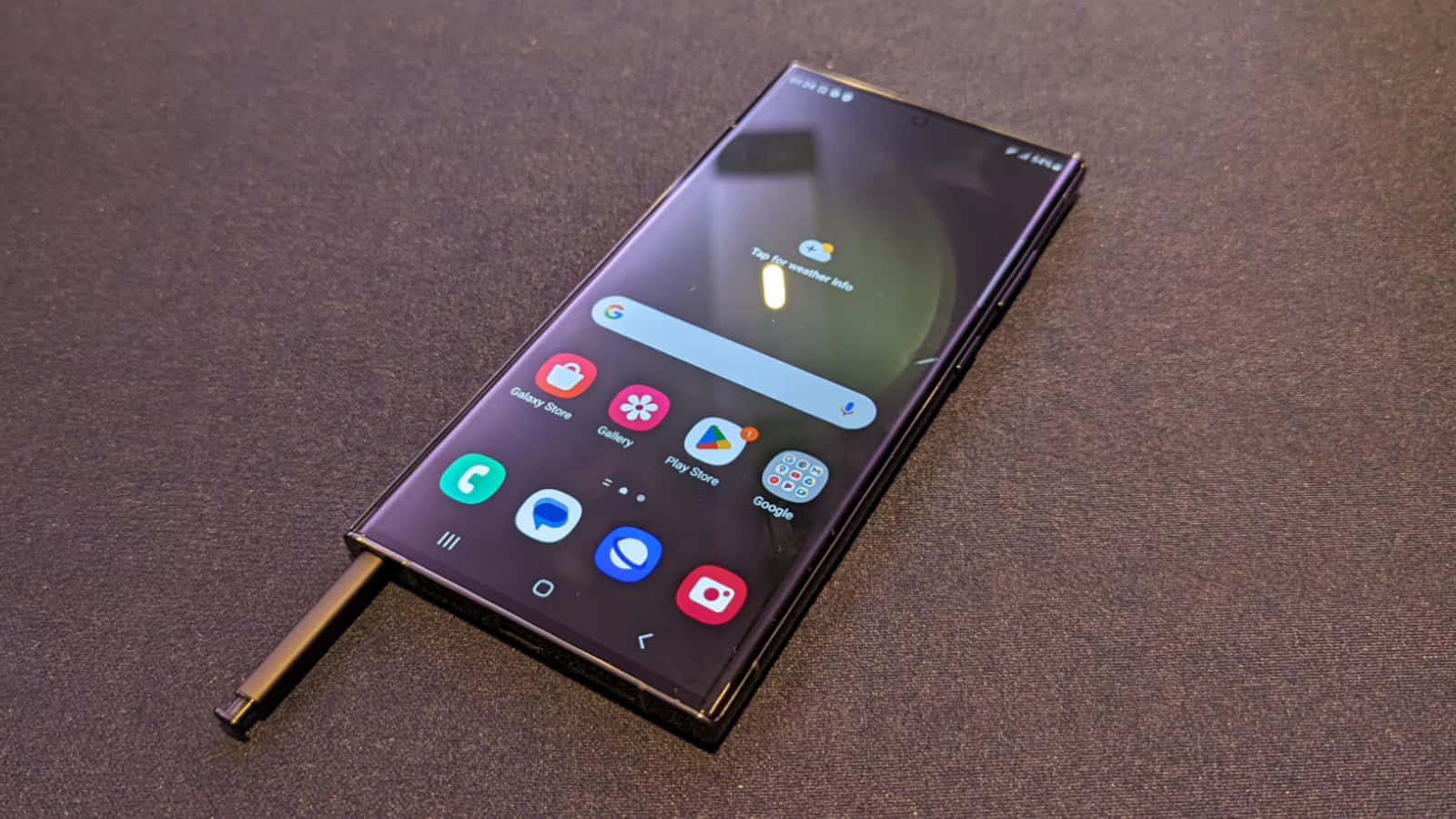 Samsung S23 Ultra с частично выдвинутым стилусом S Pen Обои