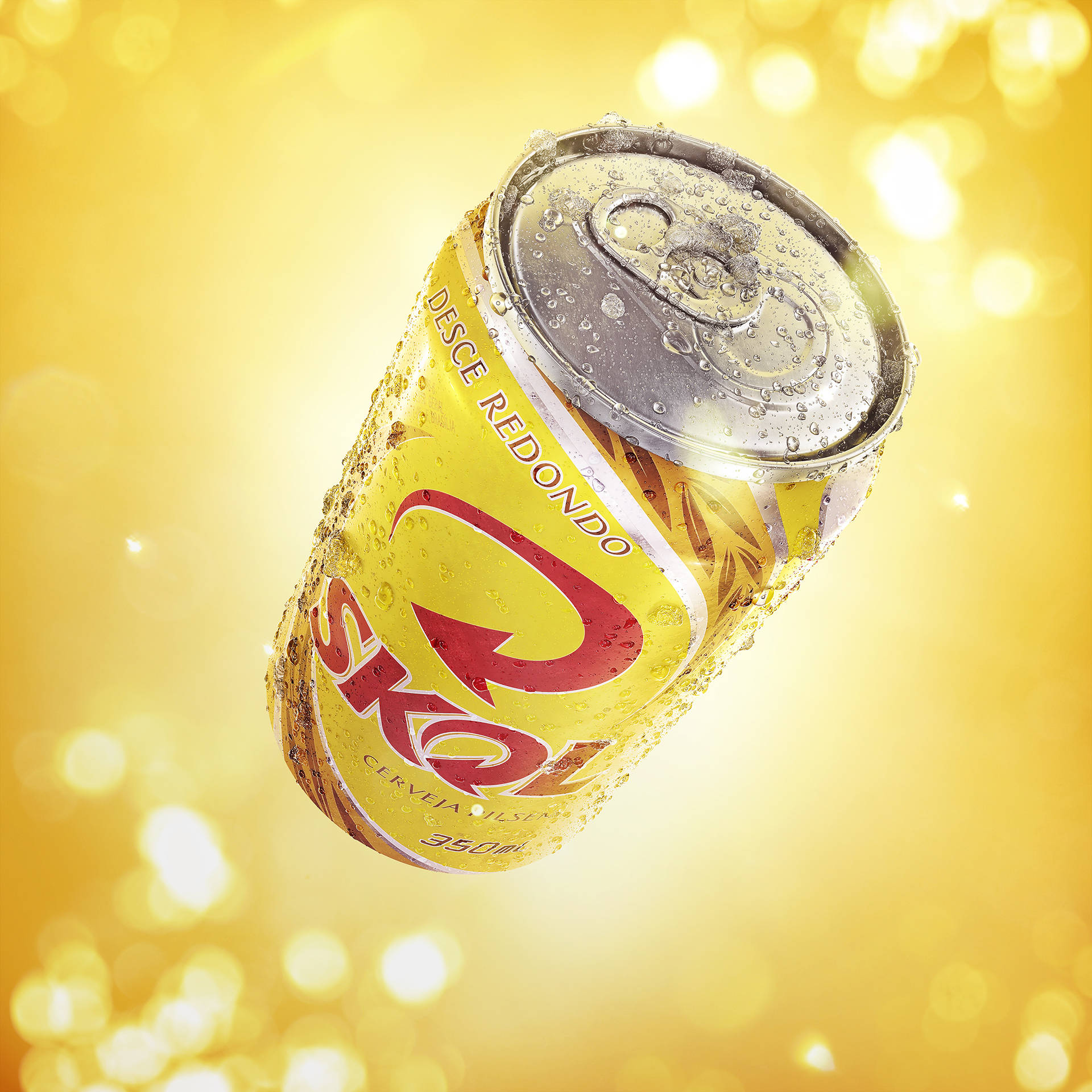 Охлажденная банка пива Skol на ярком желтом фоне Обои