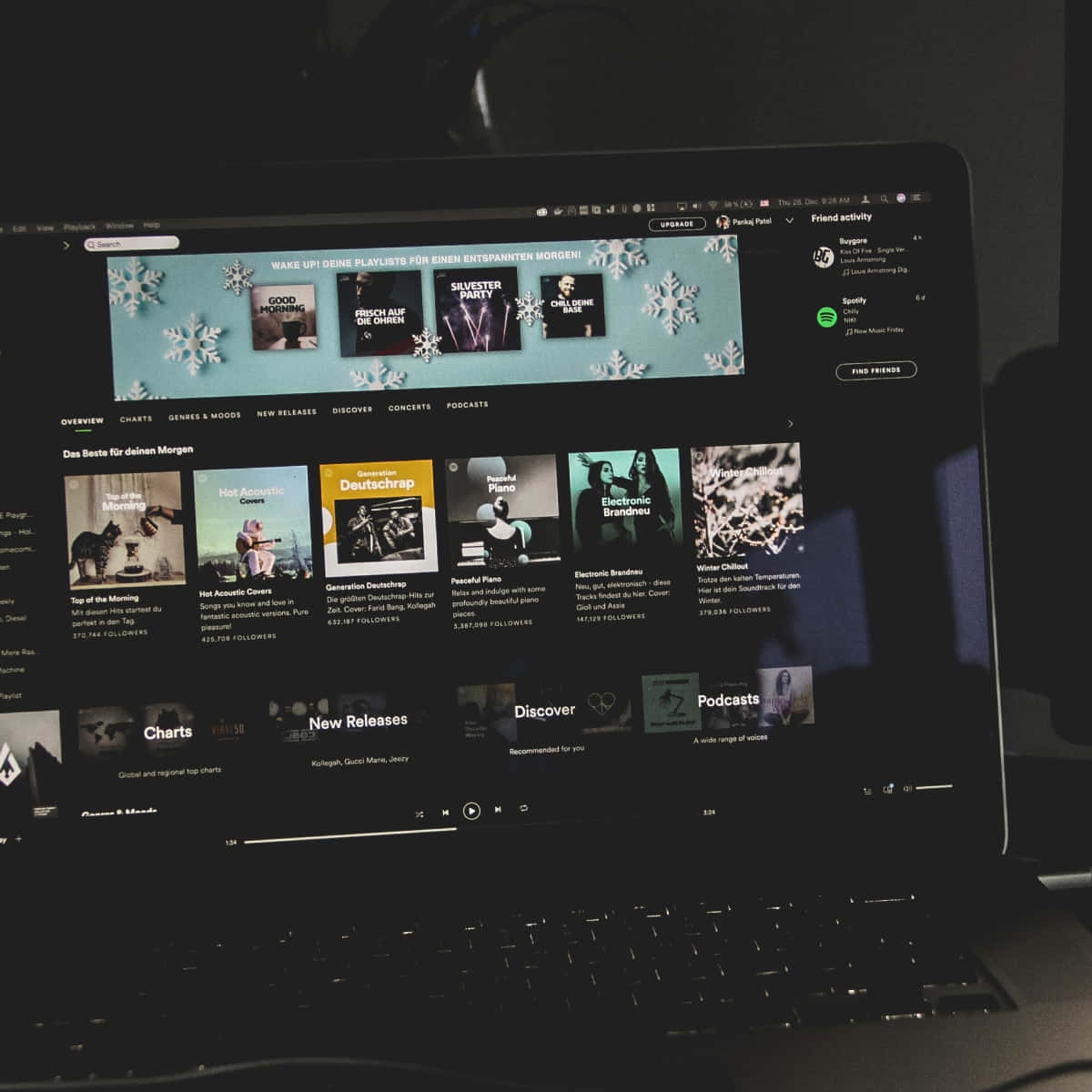 Темное фото ноутбука с обложками плейлистов Spotify Обои