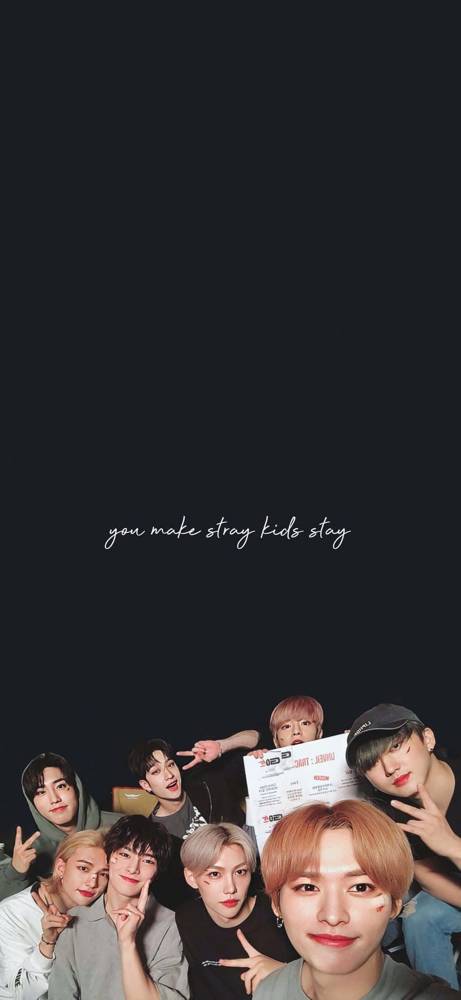 Феликс из Stray Kids гордо демонстрирует свои фирменные светлые волосы! Обои