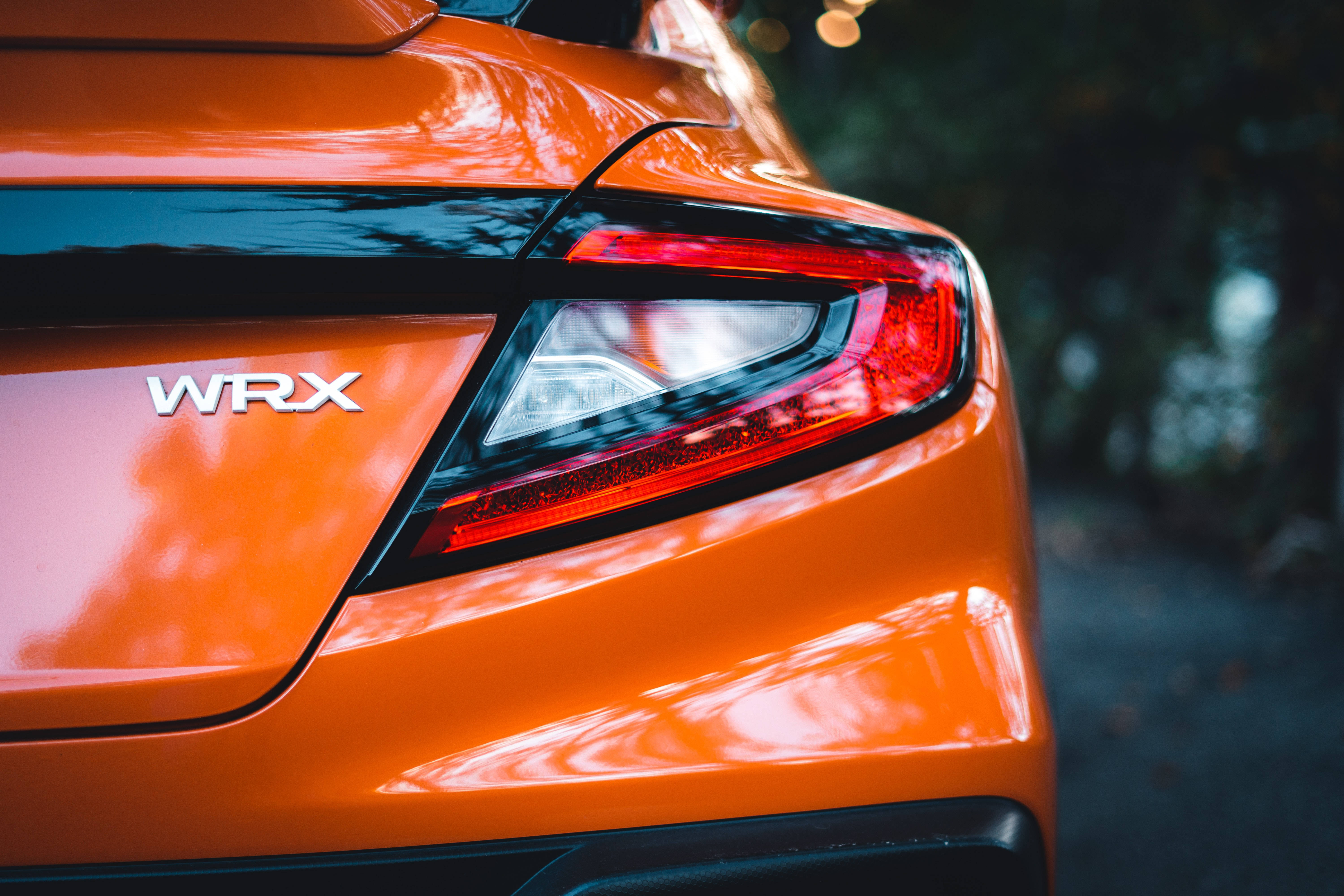 Глянцевый оранжевый Subaru WRX STI 4K Обои