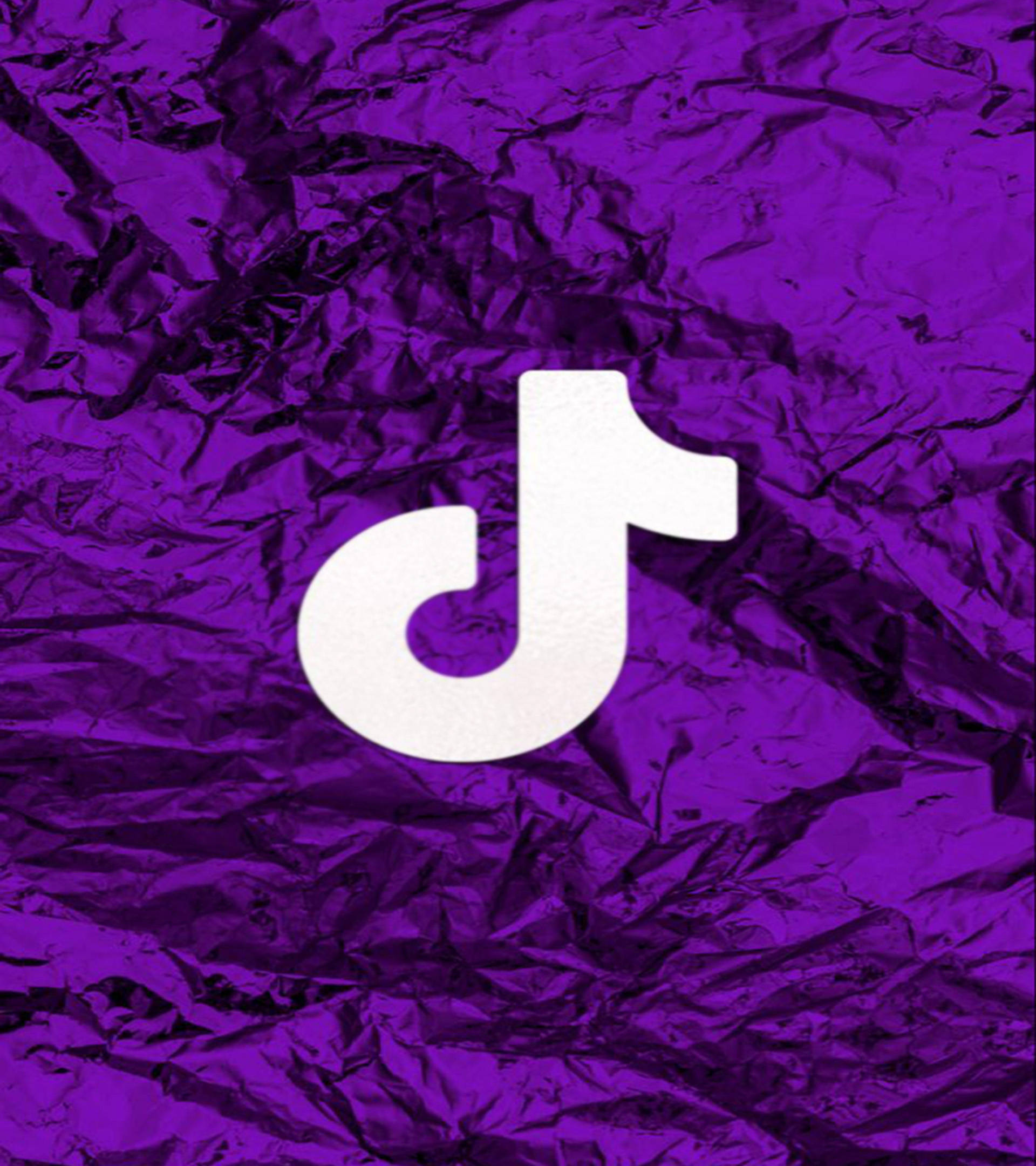 Глубокий фиолетовый драпированный фон с логотипом TikTok Обои
