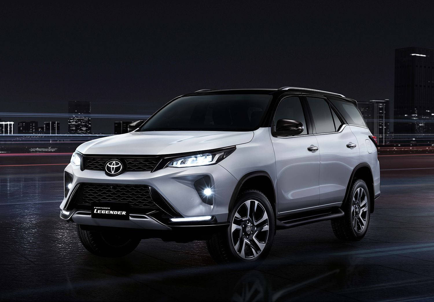 Toyota Fortuner Legender жемчужно-белый Обои
