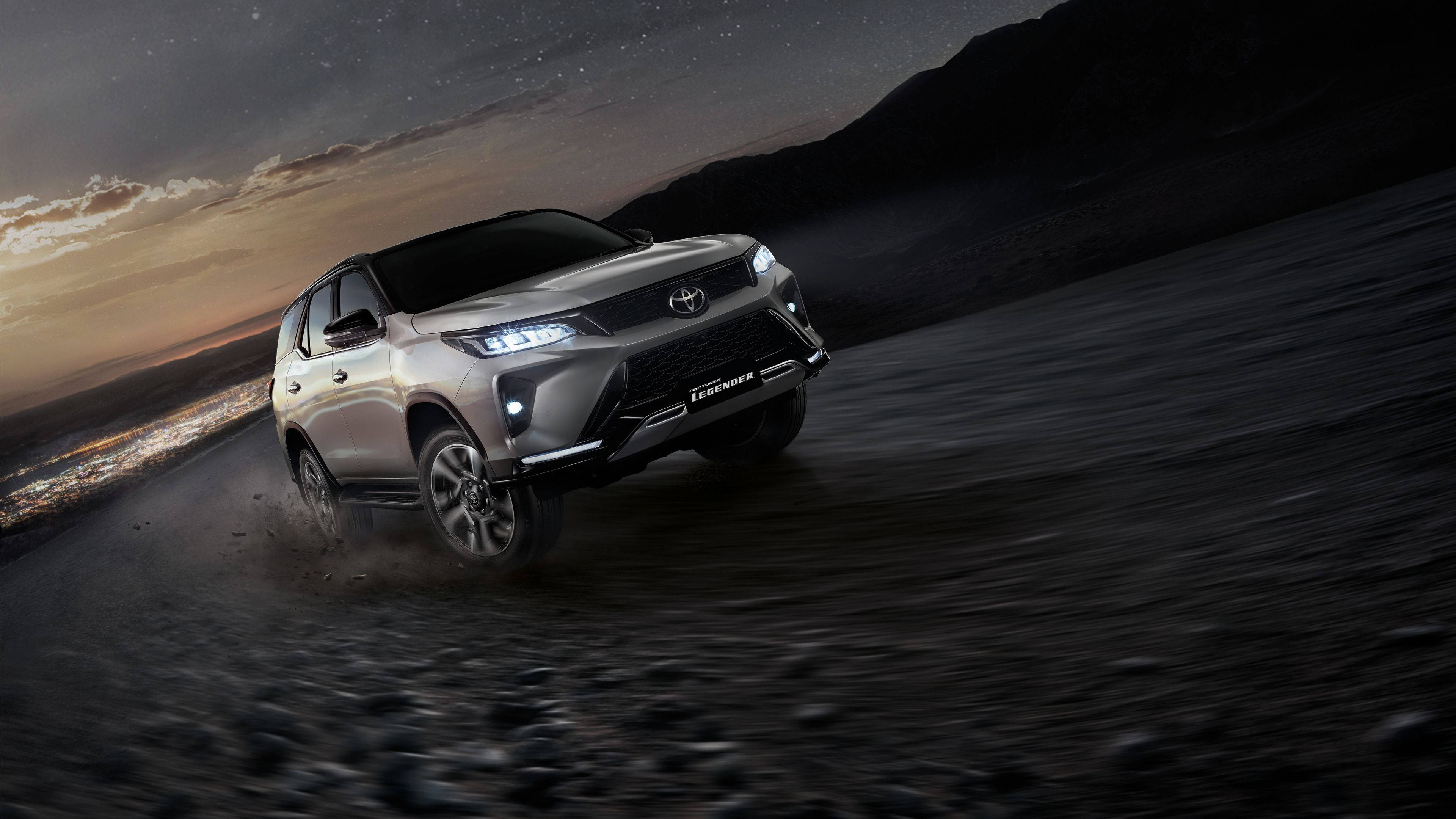 Эффектный серебристый металлик Toyota Fortuner Legender в движении Обои