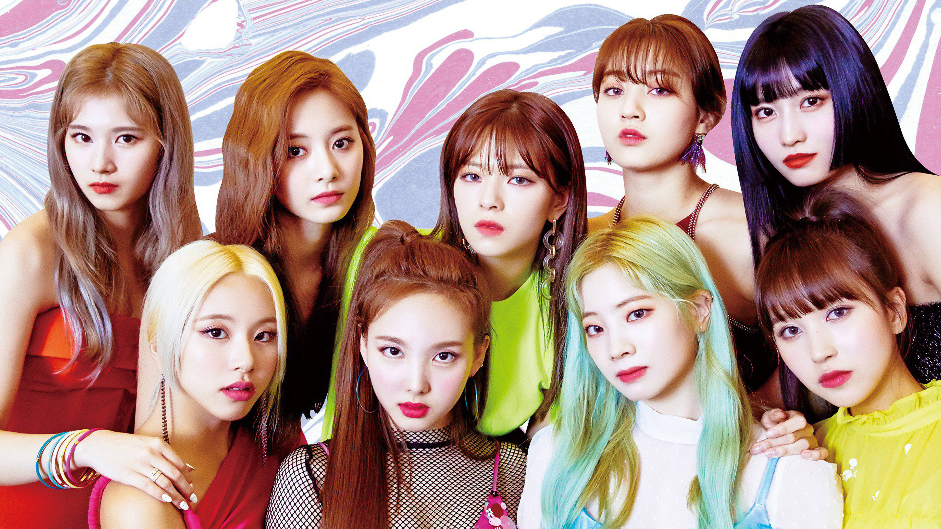 Twice 4K на абстрактном фоне Обои