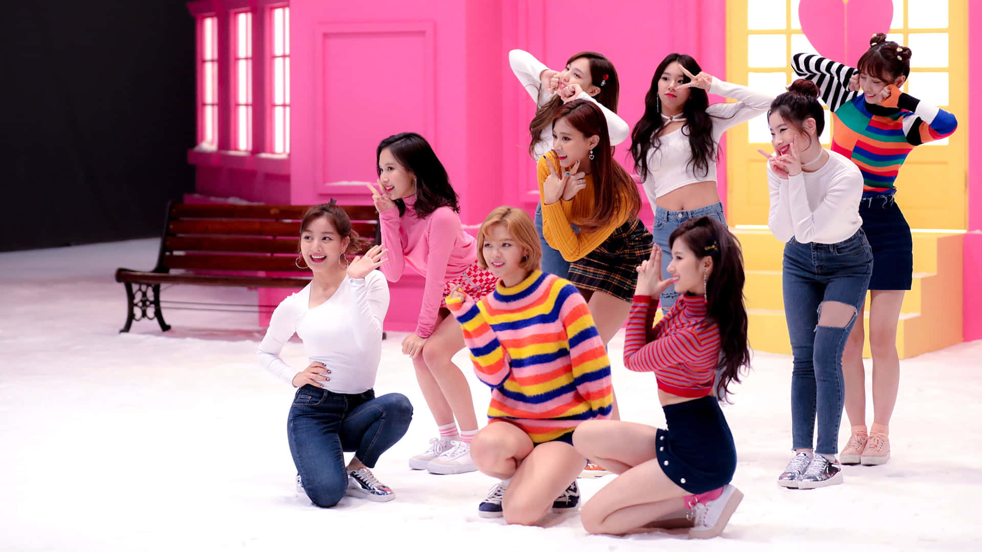 Twice — Девять участниц вместе в ярком выступлении Обои