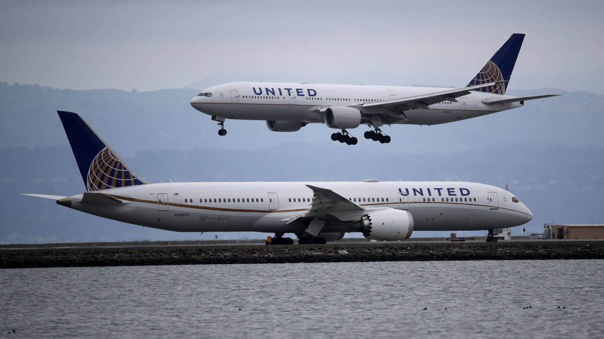 Парк самолетов United Airlines на взлетной полосе Обои