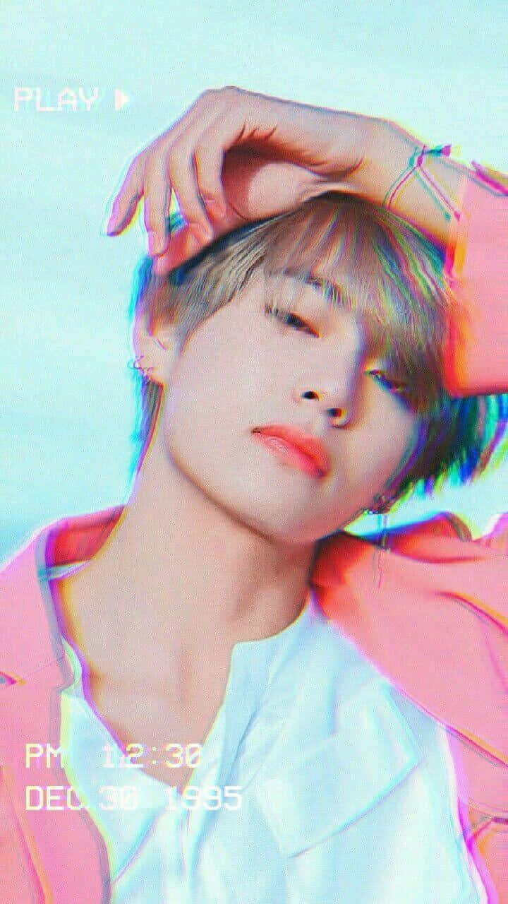 V из BTS поражает своим харизматичным обаянием Обои