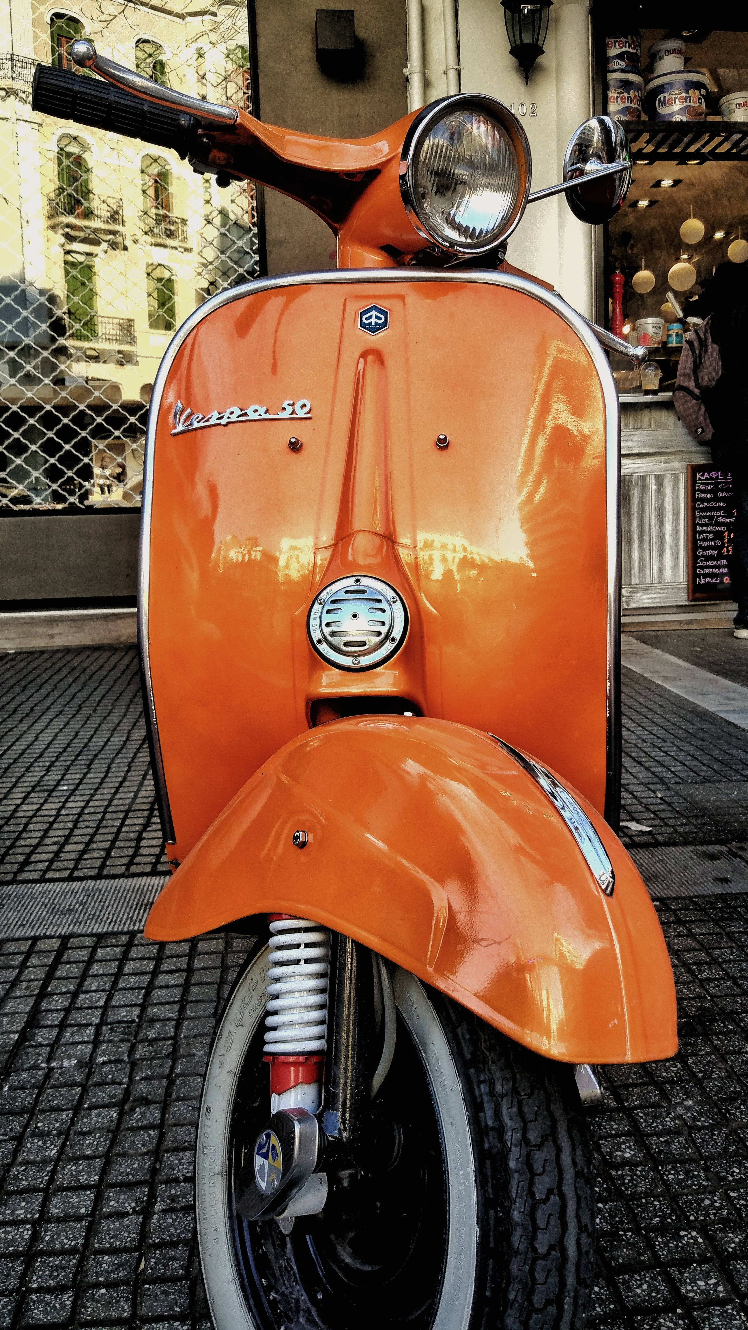 Ретро-эстетика оранжевой Vespa 50 Обои