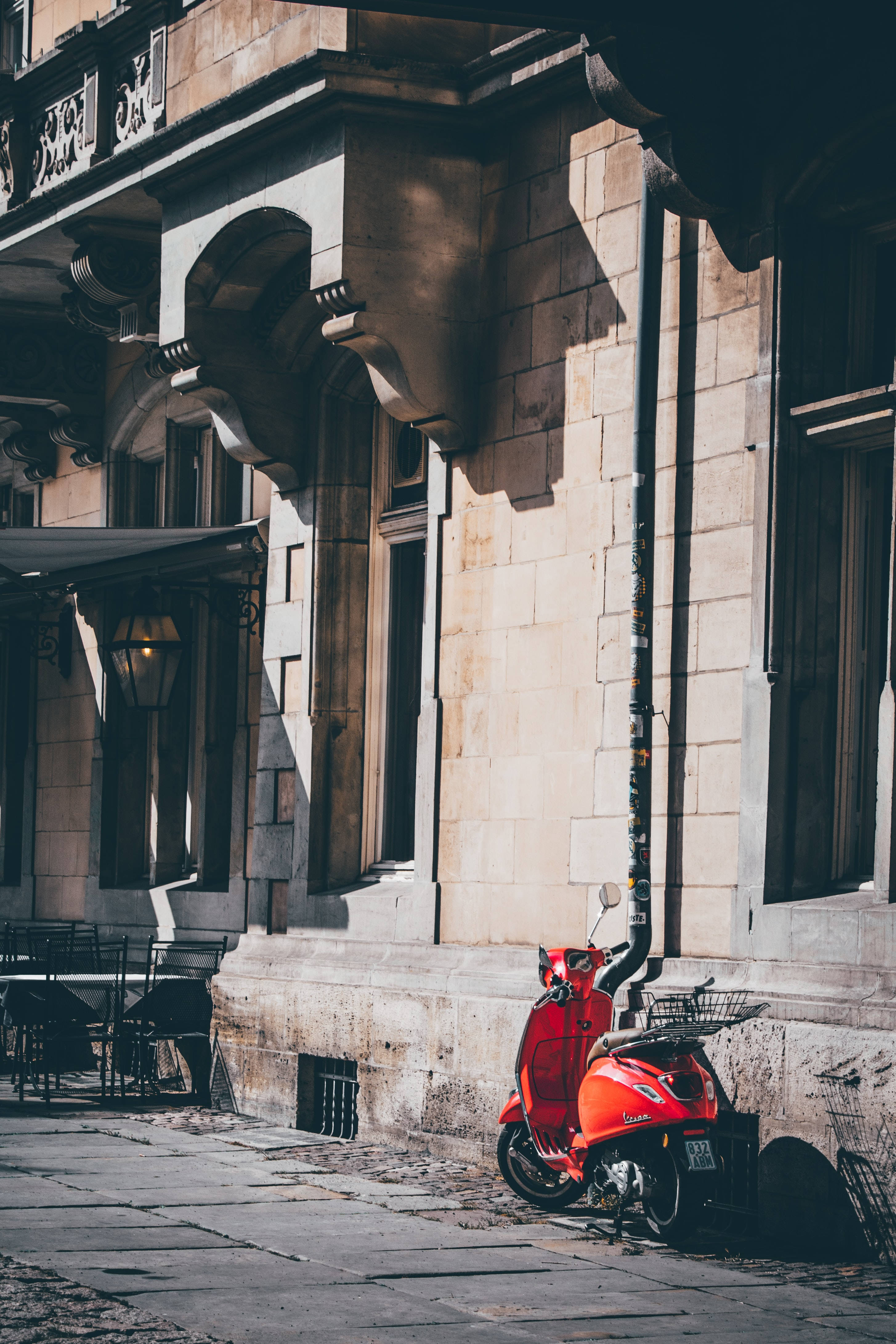 Современный красный мопед Vespa на улице Обои