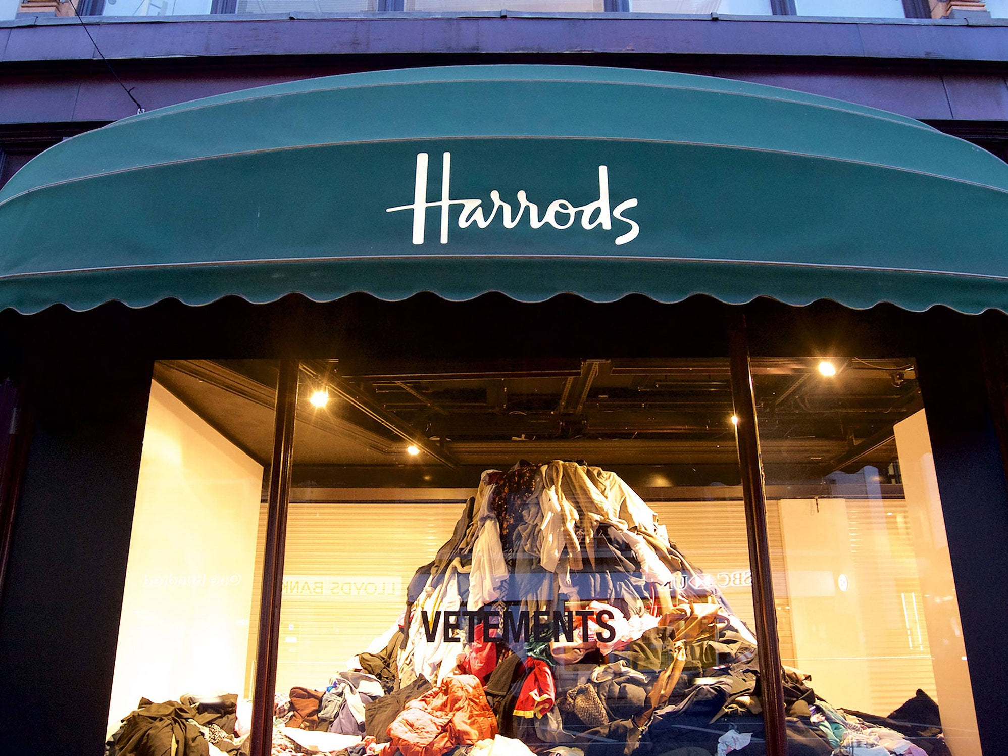 Vetements в Harrods Обои