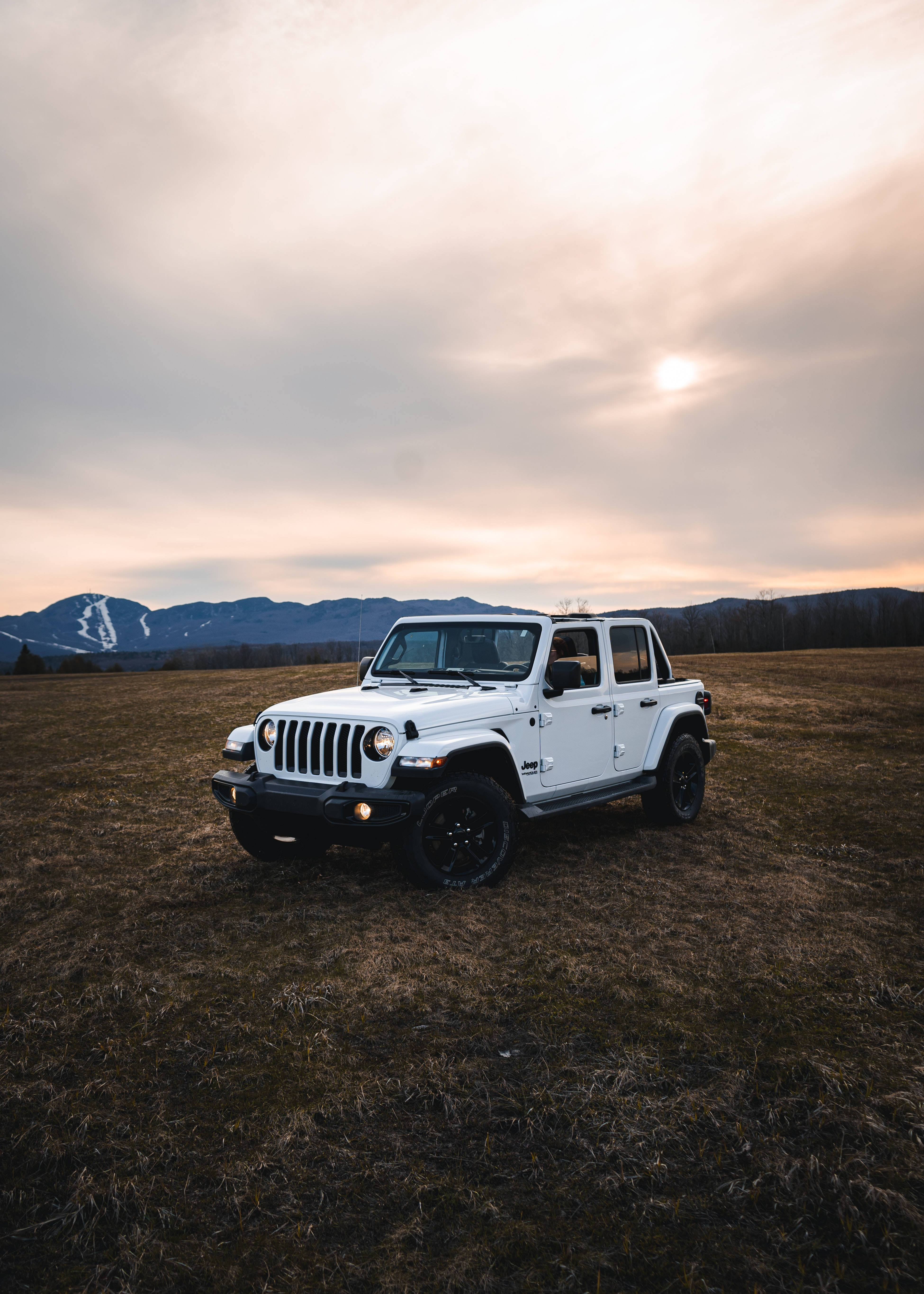 Чистый белый внедорожник Wrangler Обои