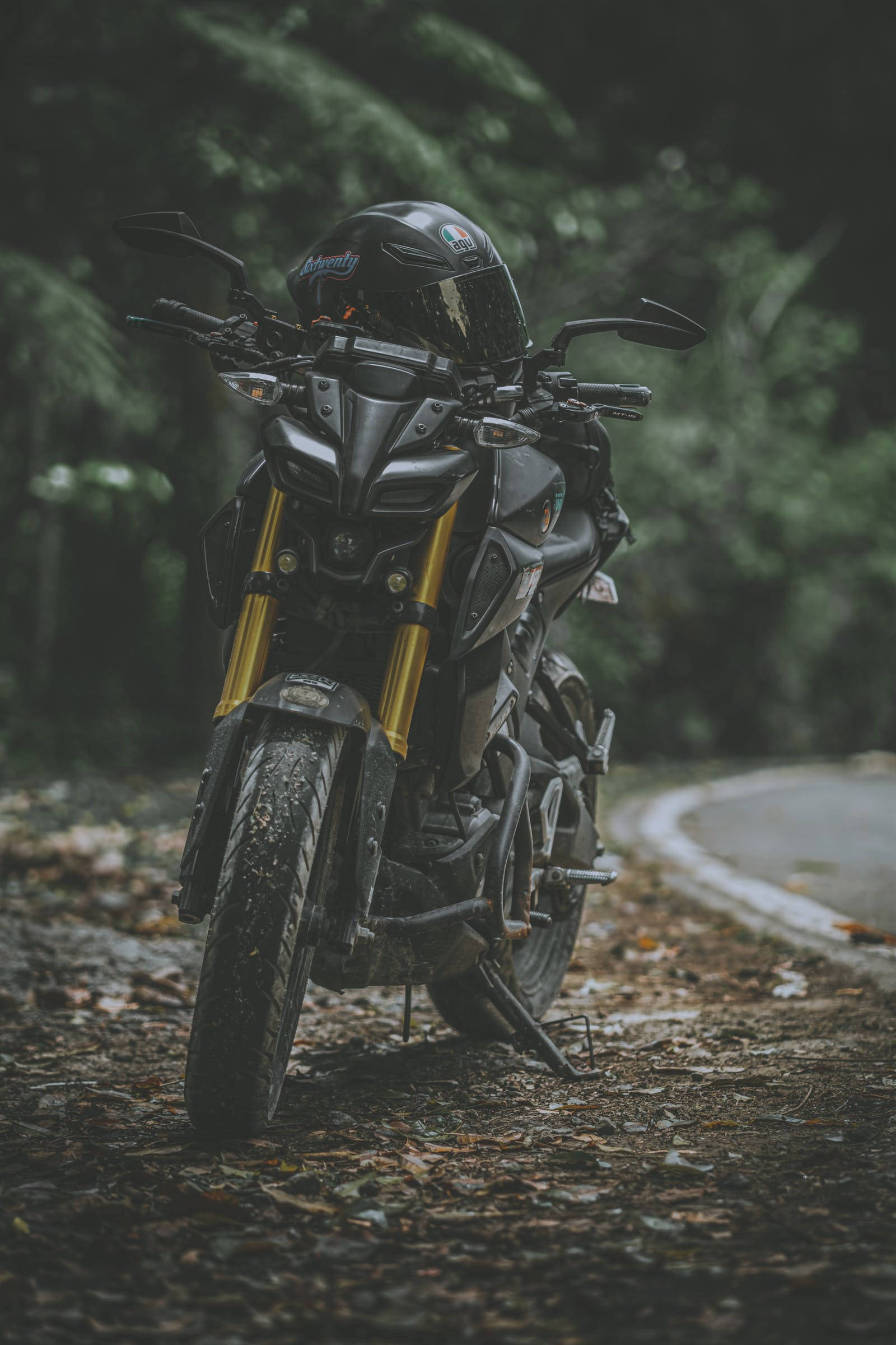 Эстетичный черный мотоцикл Yamaha MT 15 Обои
