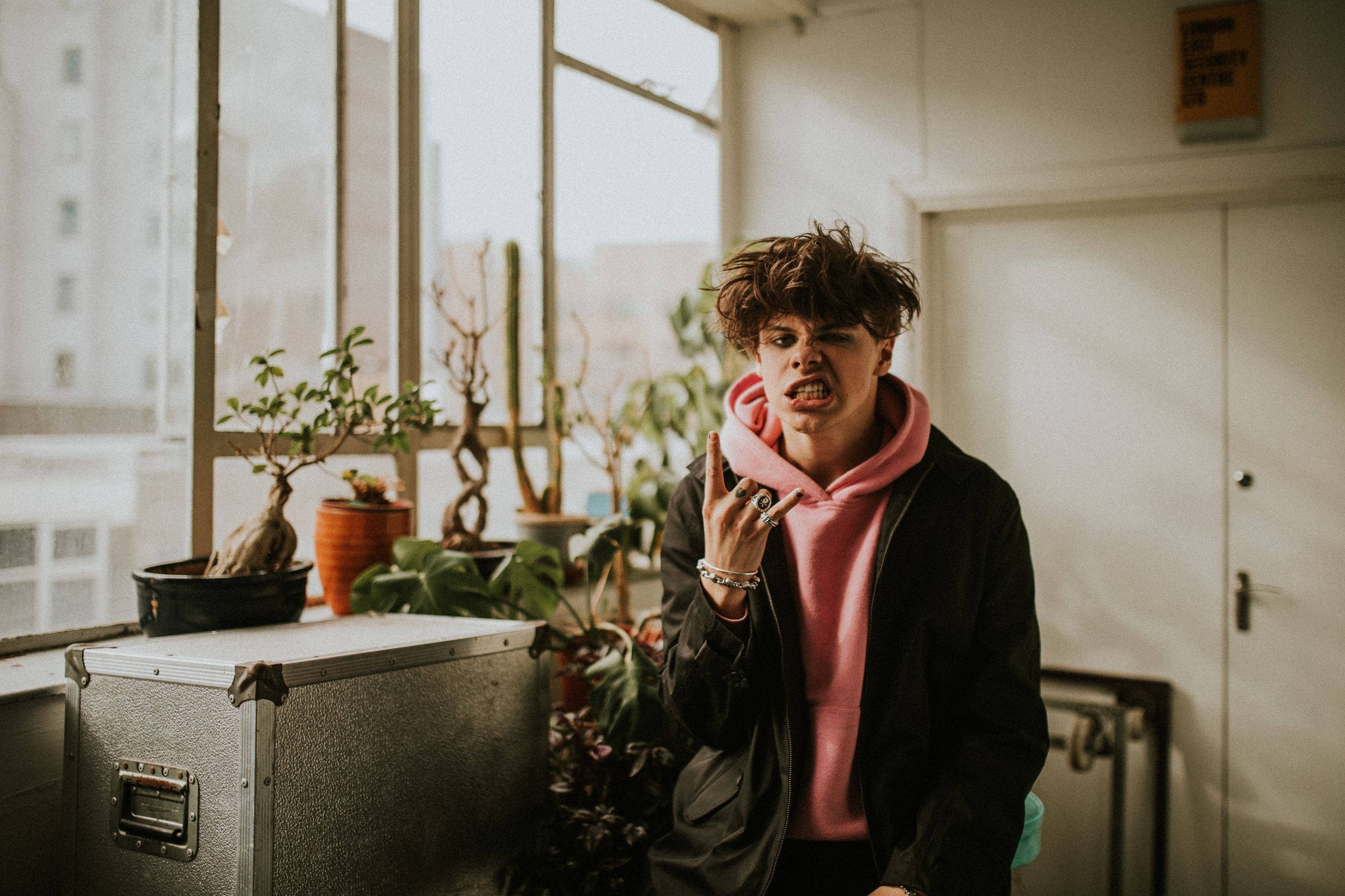 Yungblud в розовой толстовке Обои