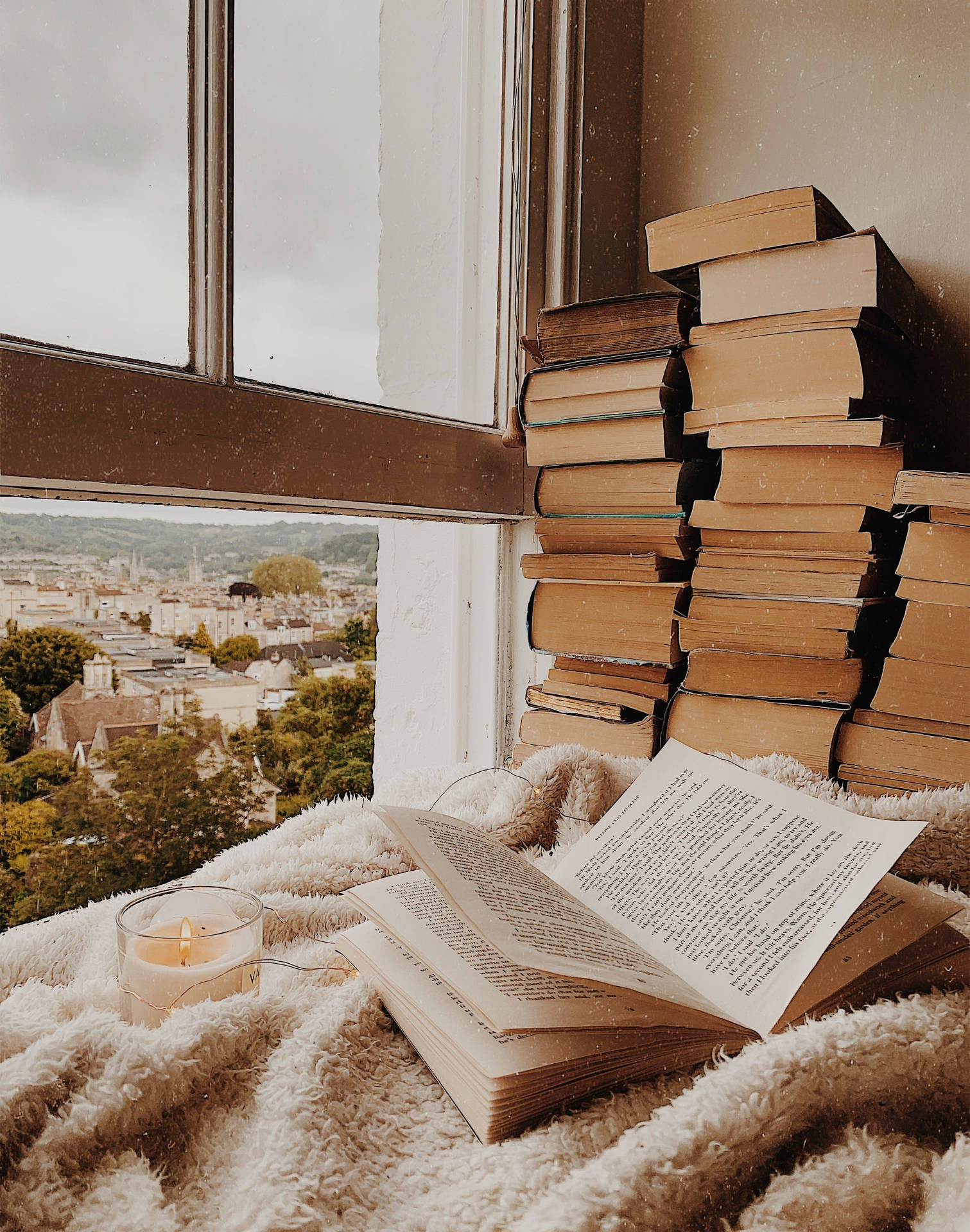 Обои с бежевыми эстетичными книгами