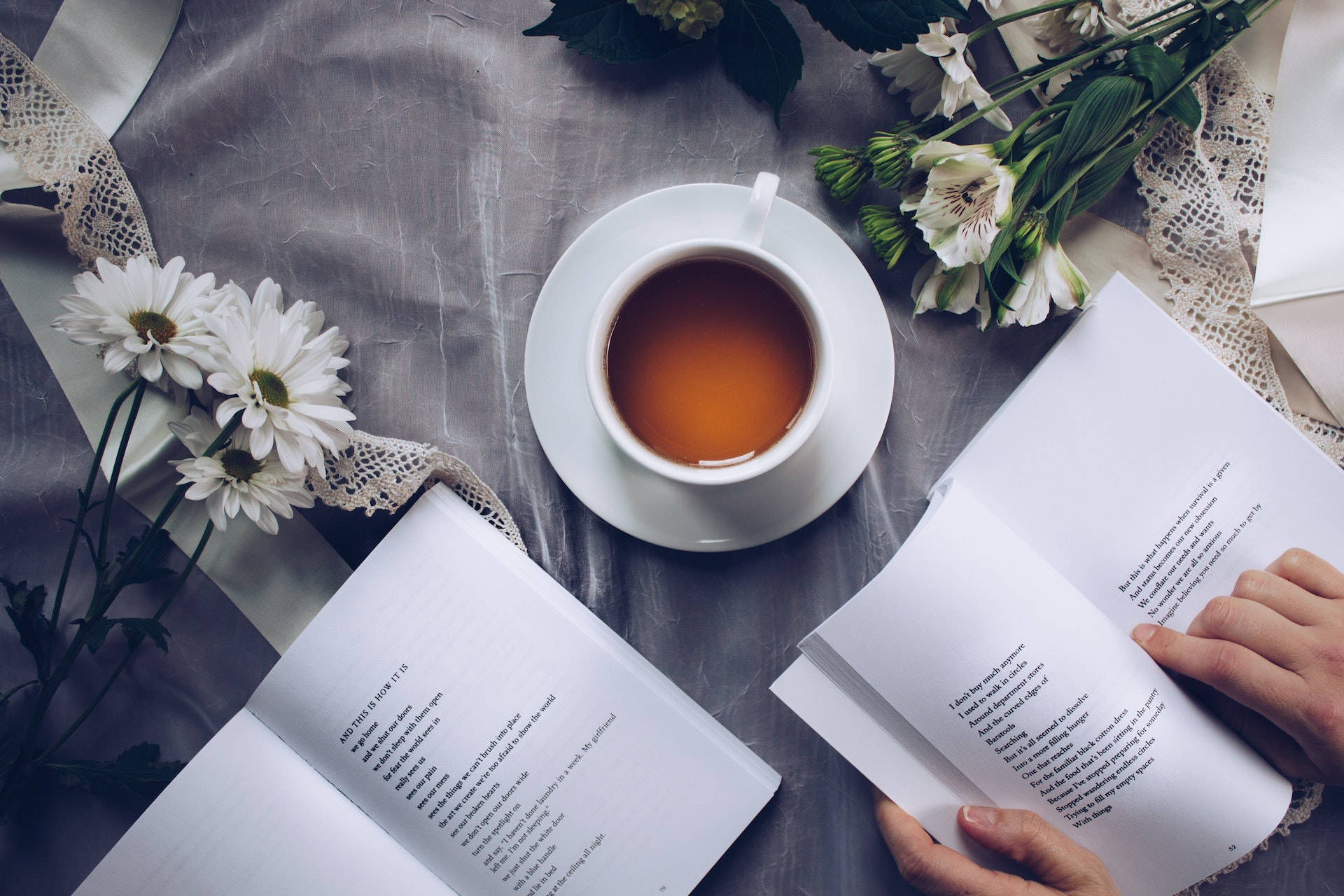 Белая керамическая чашка с блюдцем рядом с двумя книгами Обои