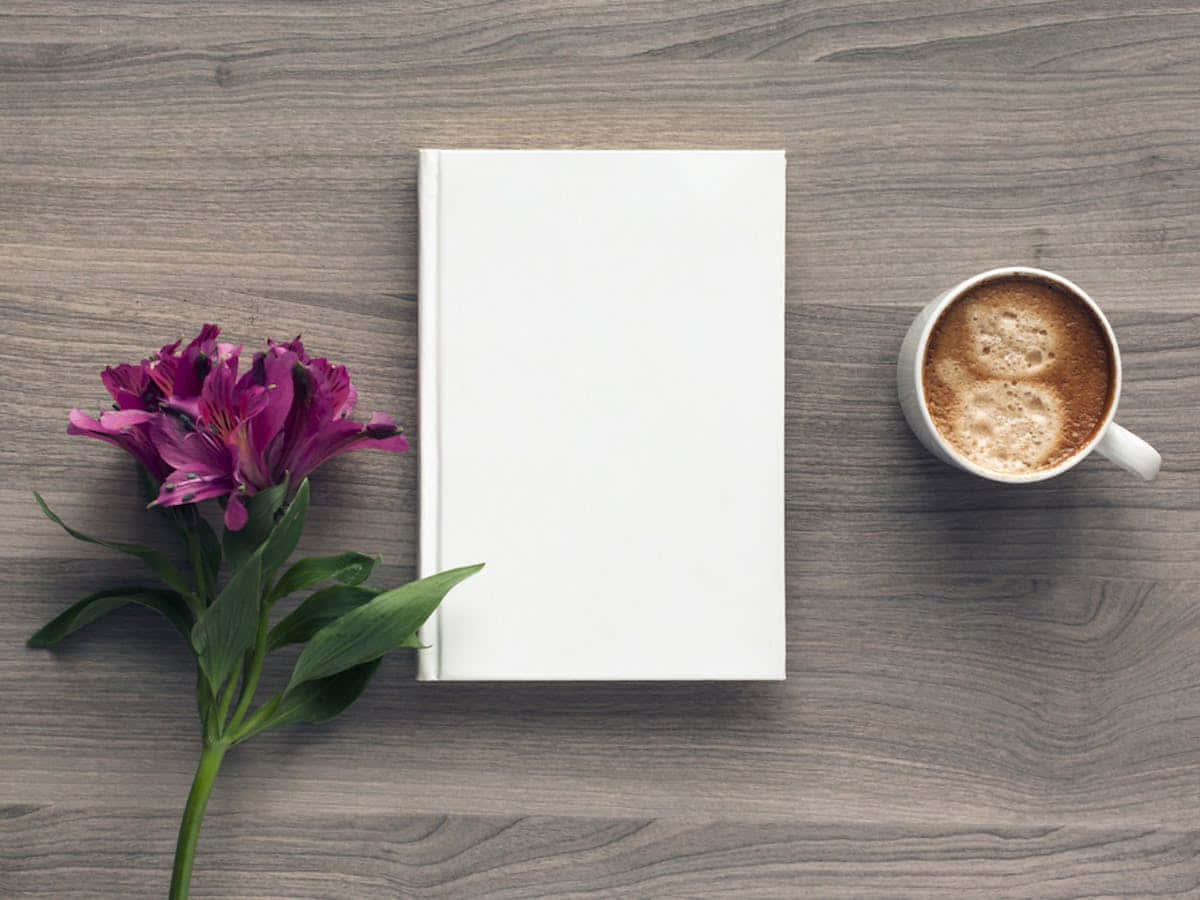 Белая книга и чашка кофе на деревянном столе Обои