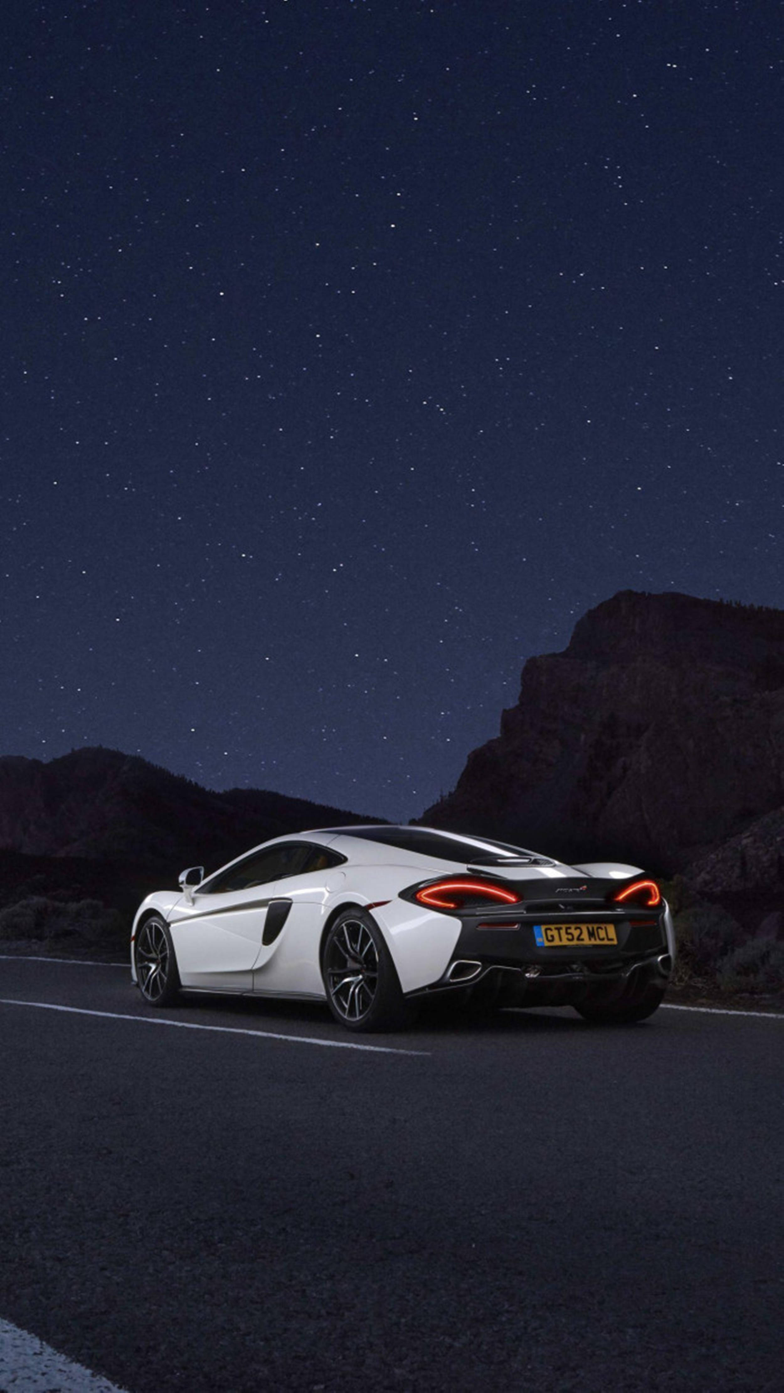 Белоснежный McLaren на темном эстетичном фоне Обои