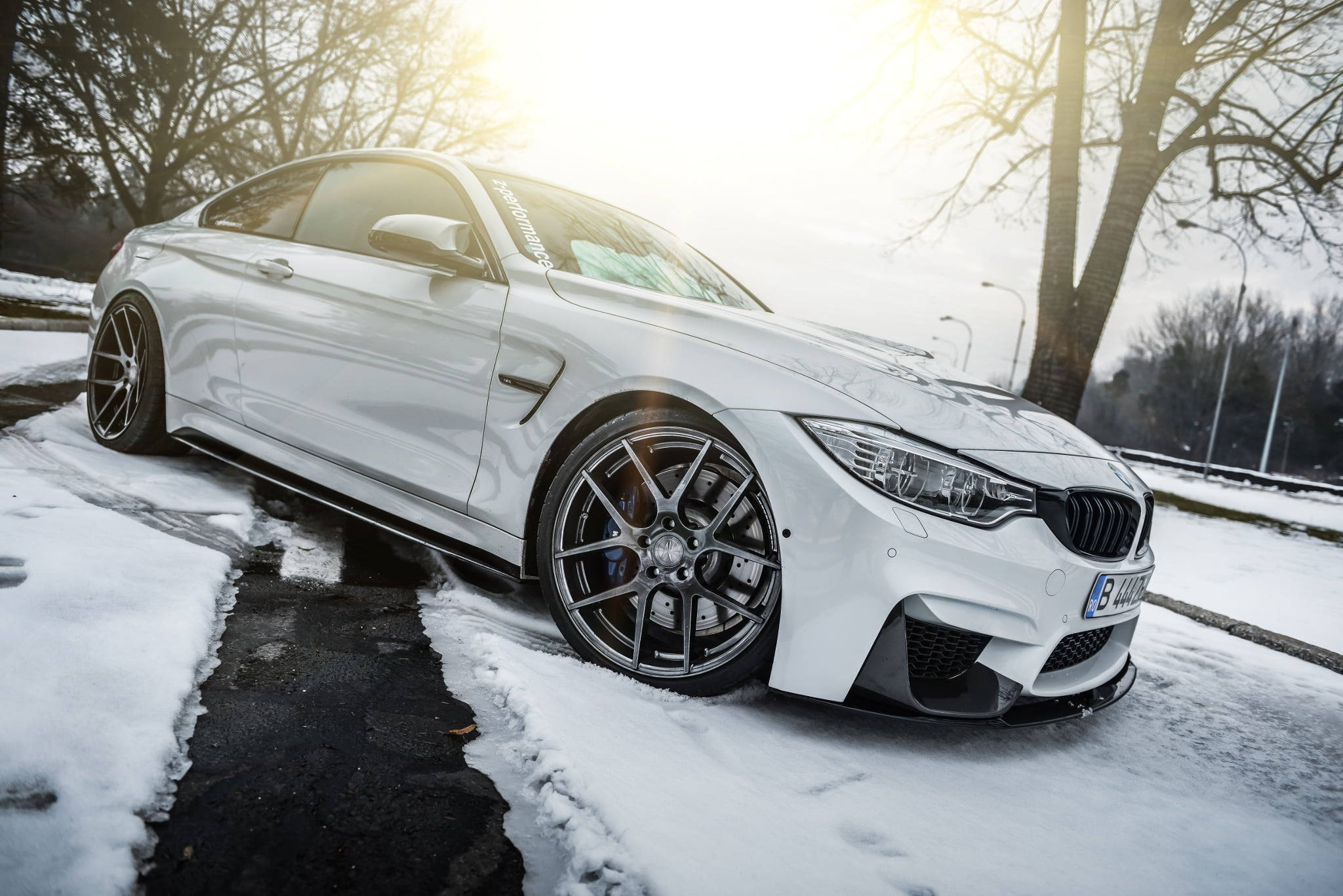 Белый BMW M4 на ноутбук Обои