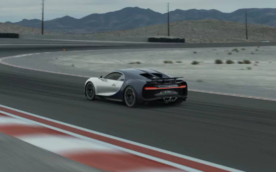 Белый Bugatti Chiron на гоночном треке 4K Обои