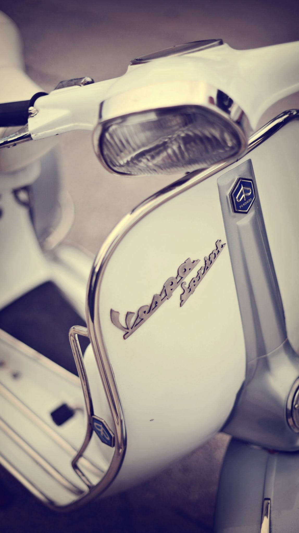 Белый ретро-эстетичный Vespa Sprint Обои