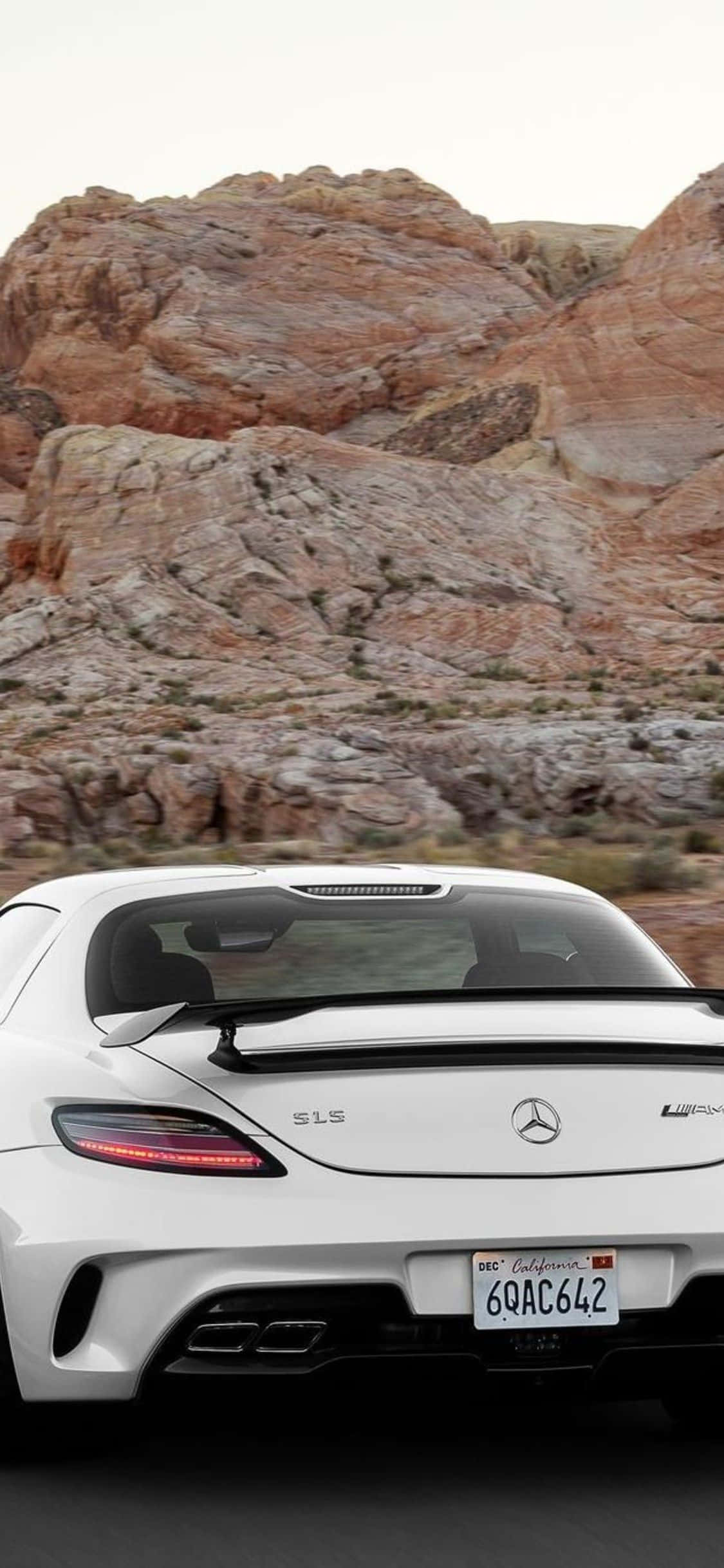 Белый iPhone Xs Mercedes Amg Фон Скалистая Гора Обои