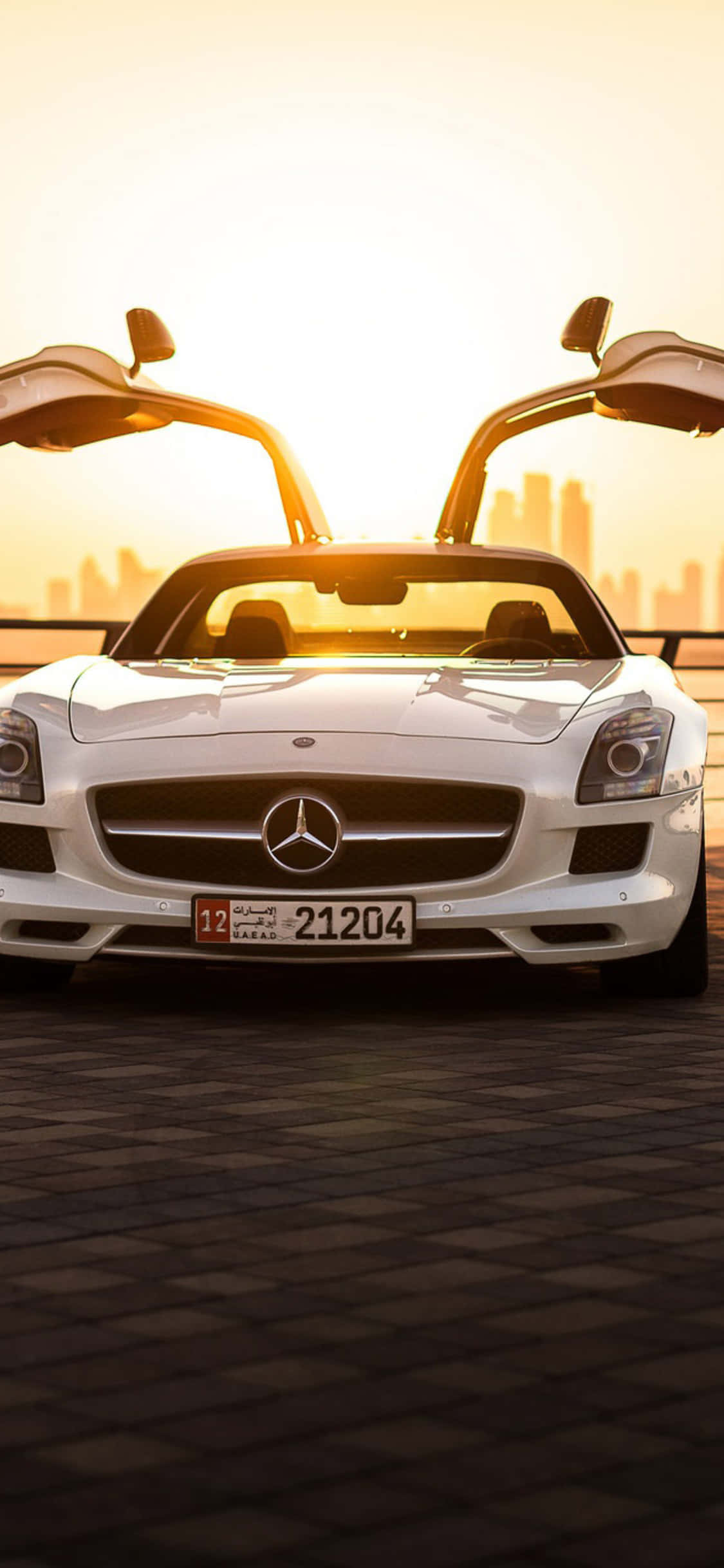 Белый фон iPhone Xs Mercedes Amg с дверями-крыльями Обои