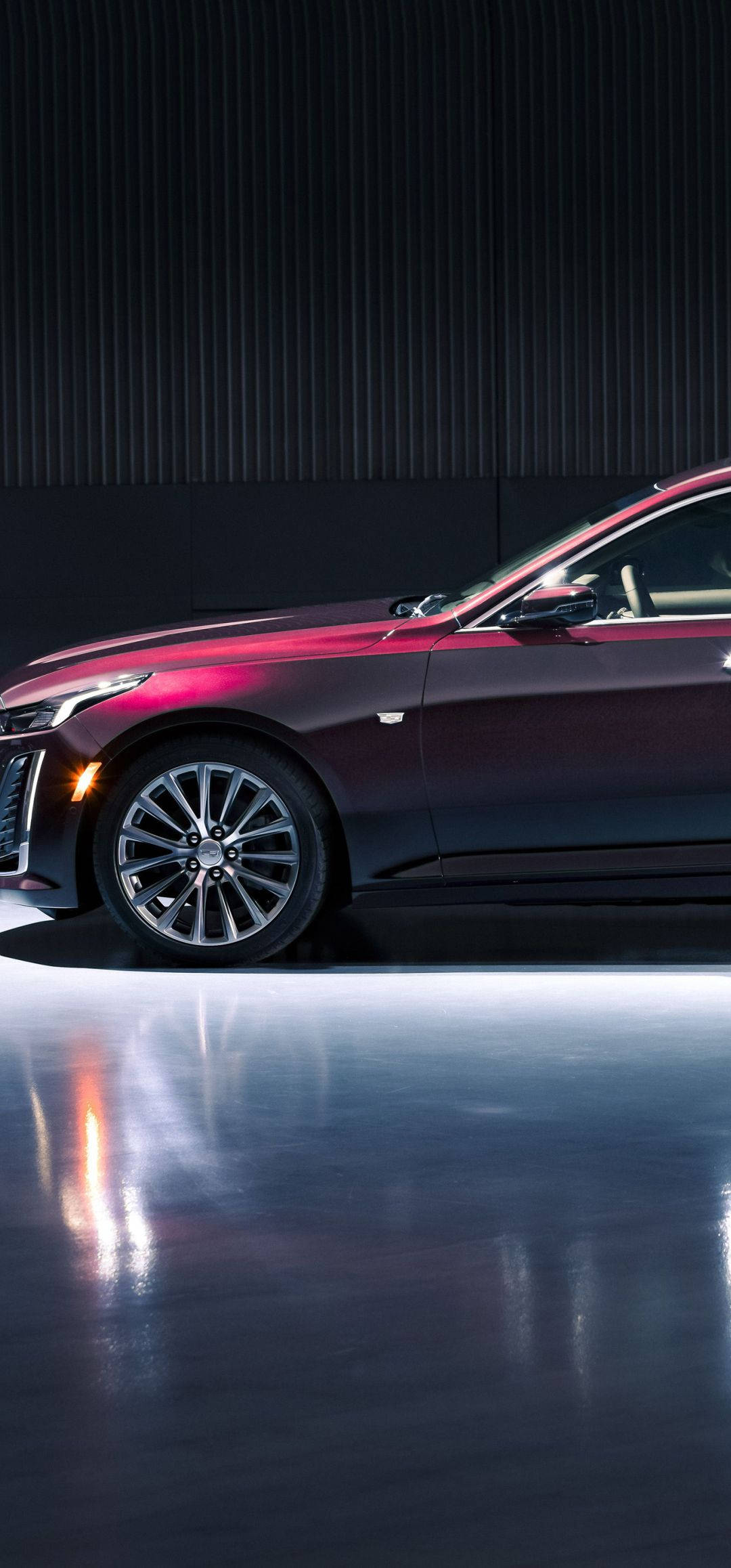 Блестящий красный Cadillac с iPhone Обои