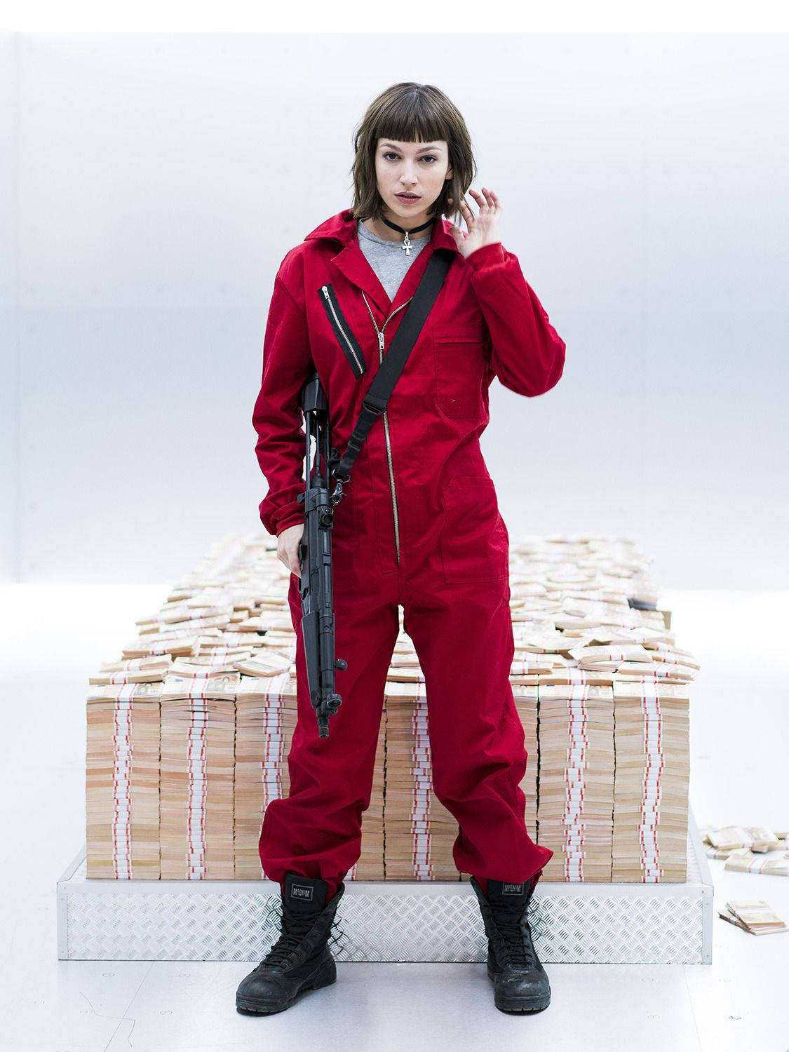 Бумажный дом Токио портрет в полный рост Обои