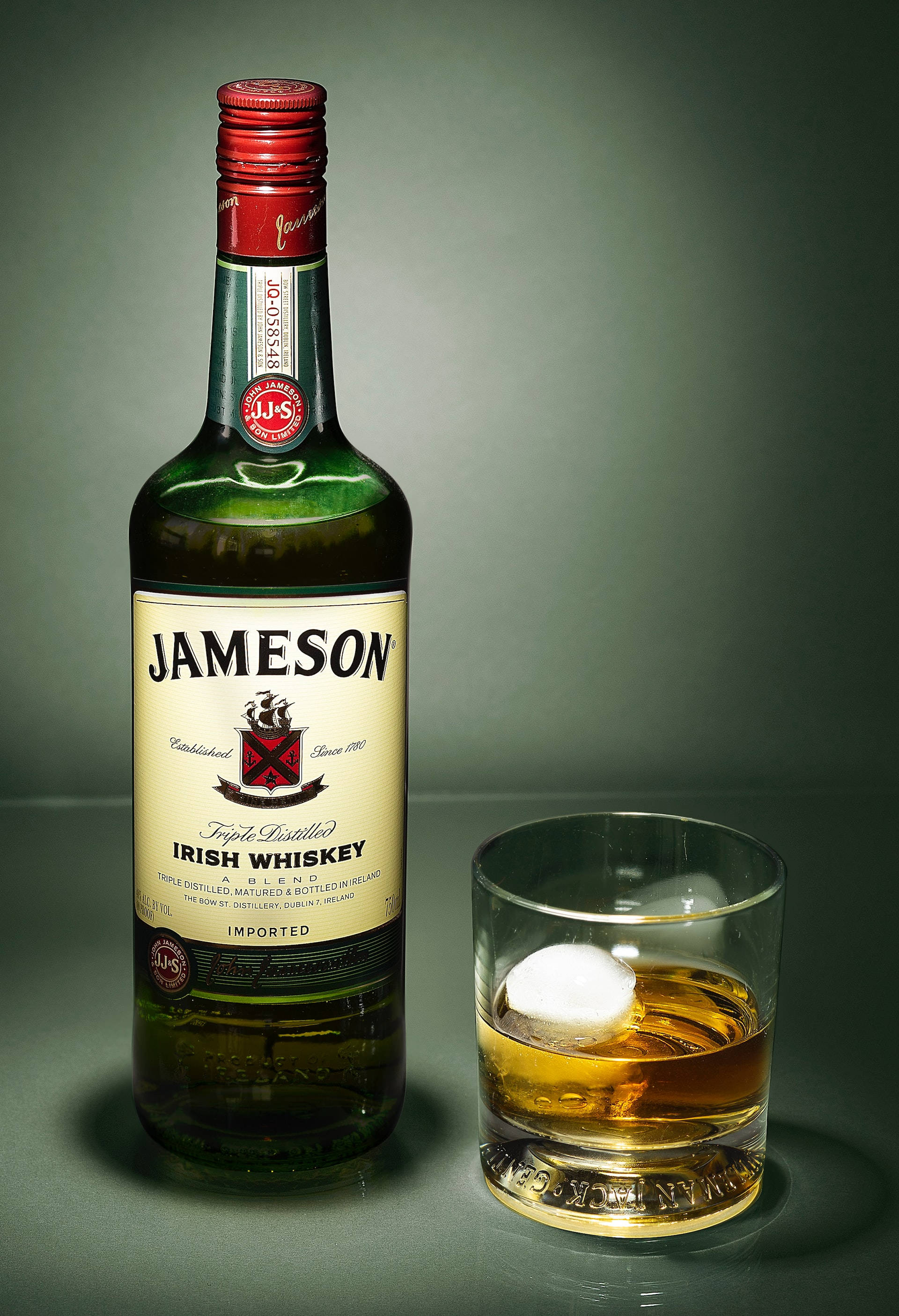 Бутылка виски Jameson и стакан Обои