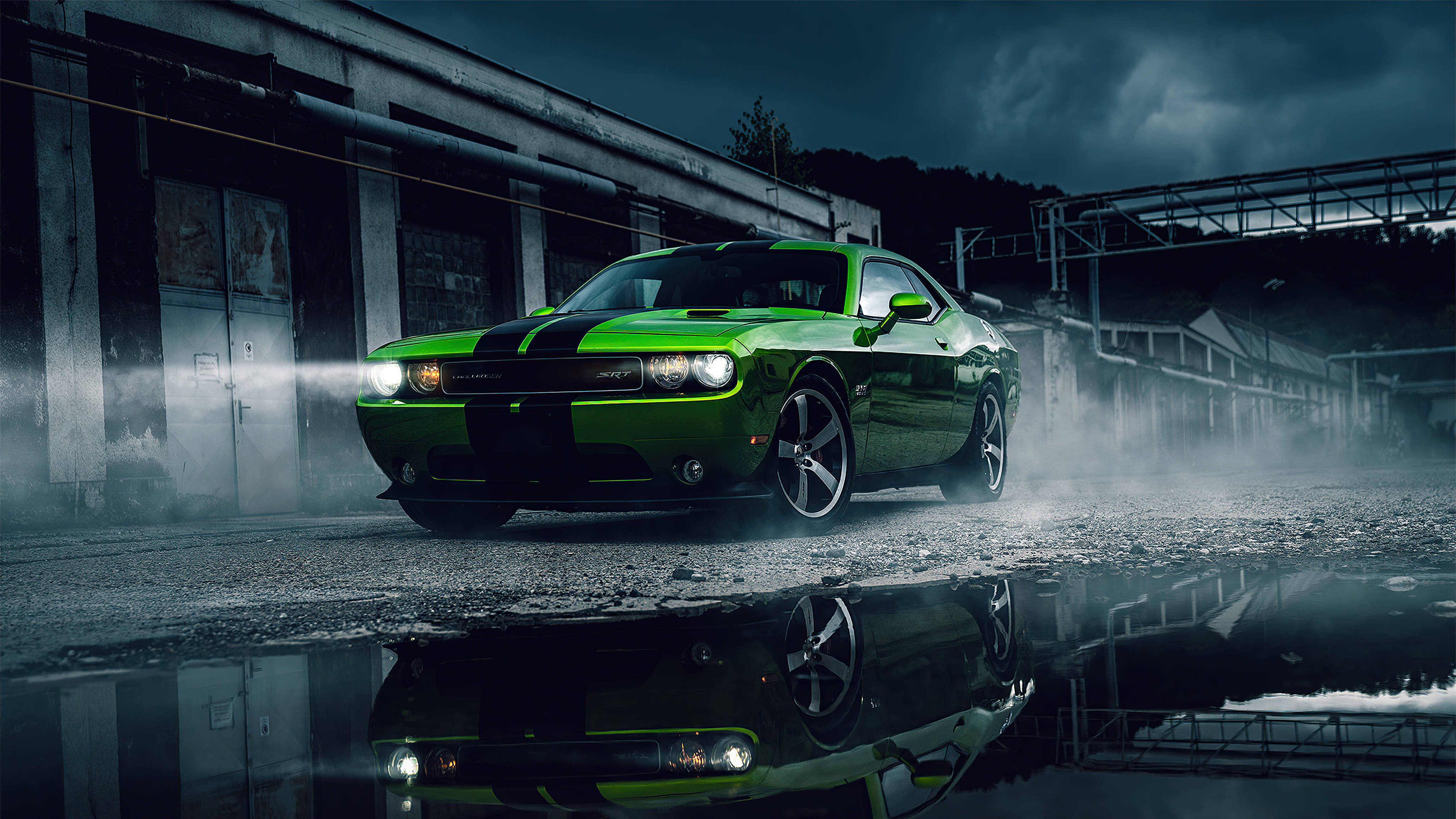 Величественный Dodge Challenger Demon в сочном зеленом цвете, сияющий в разрешении 4K Обои