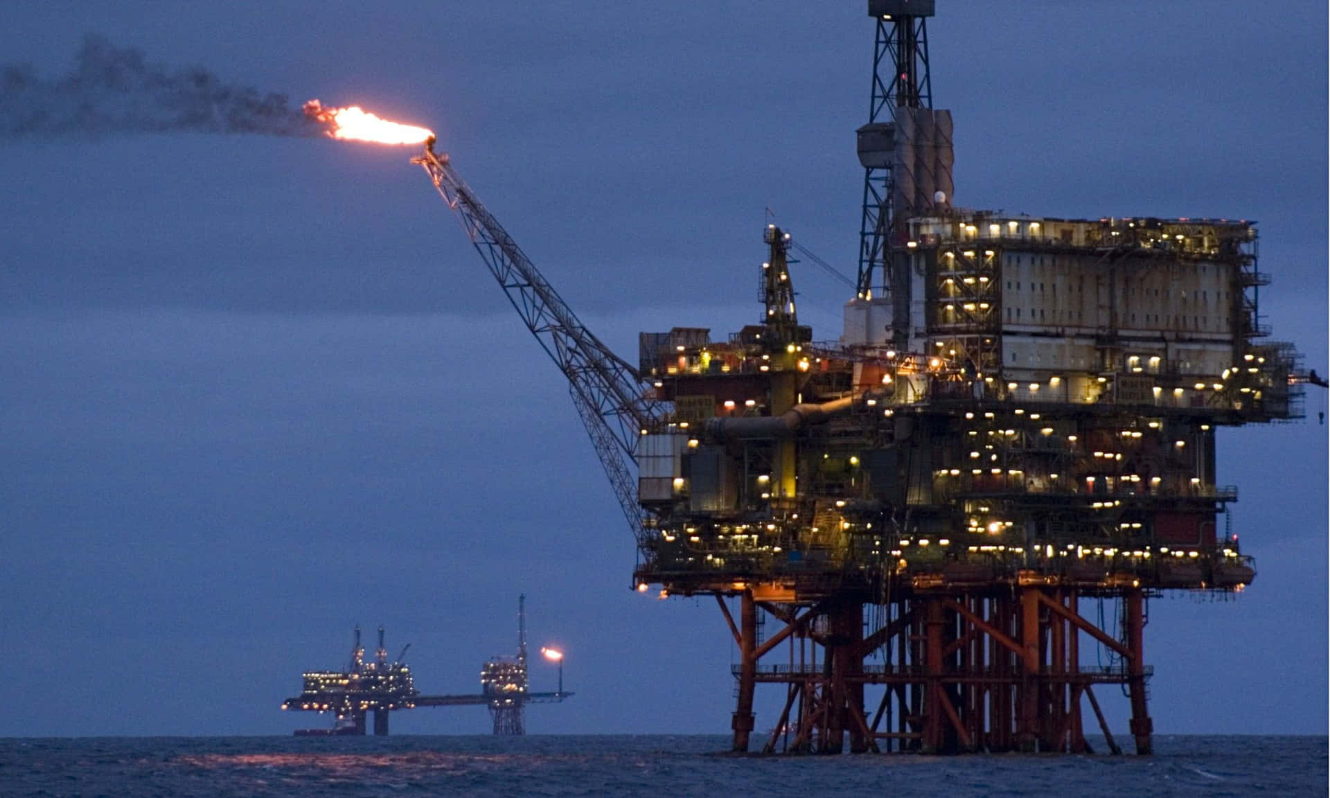 Величественный вид на нефтяную платформу Beryl Bravo