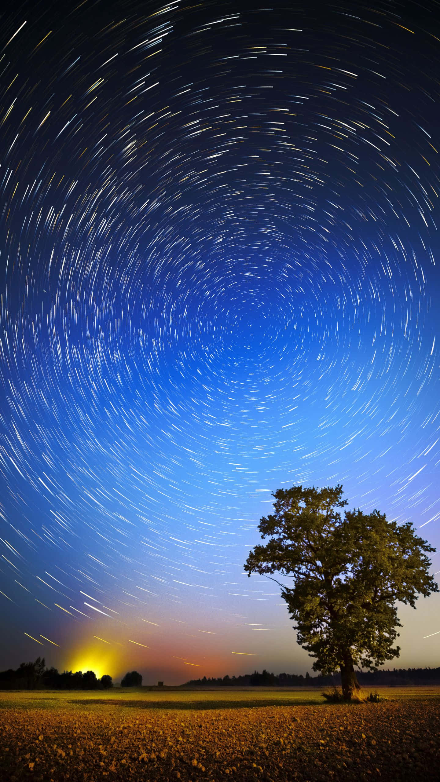 Величественный горный пейзаж: безмятежный вид на зеркальное озеро в окружении заснеженных вершин Обои