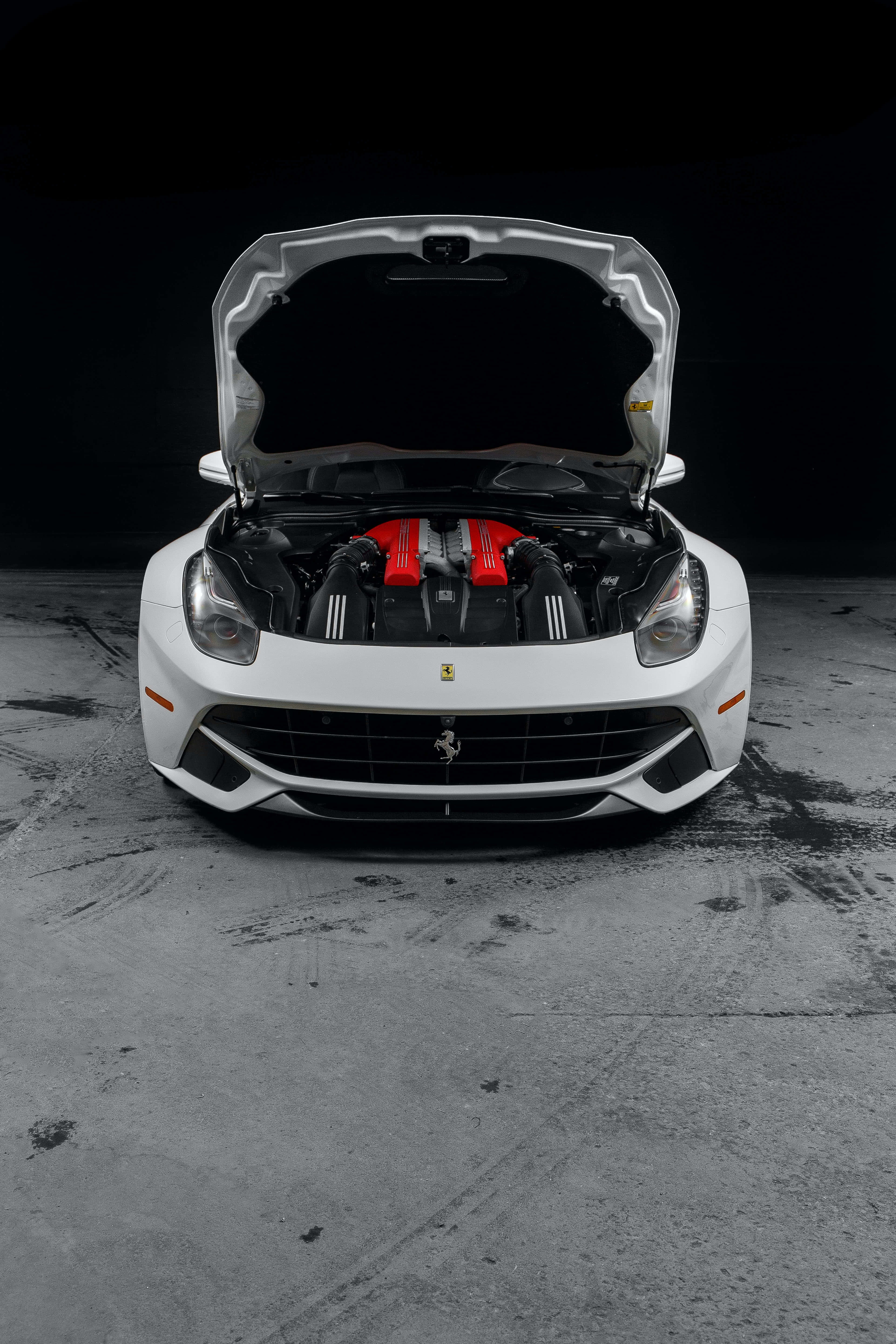 Величественный красный Ferrari на фоне сумеречного неба Обои