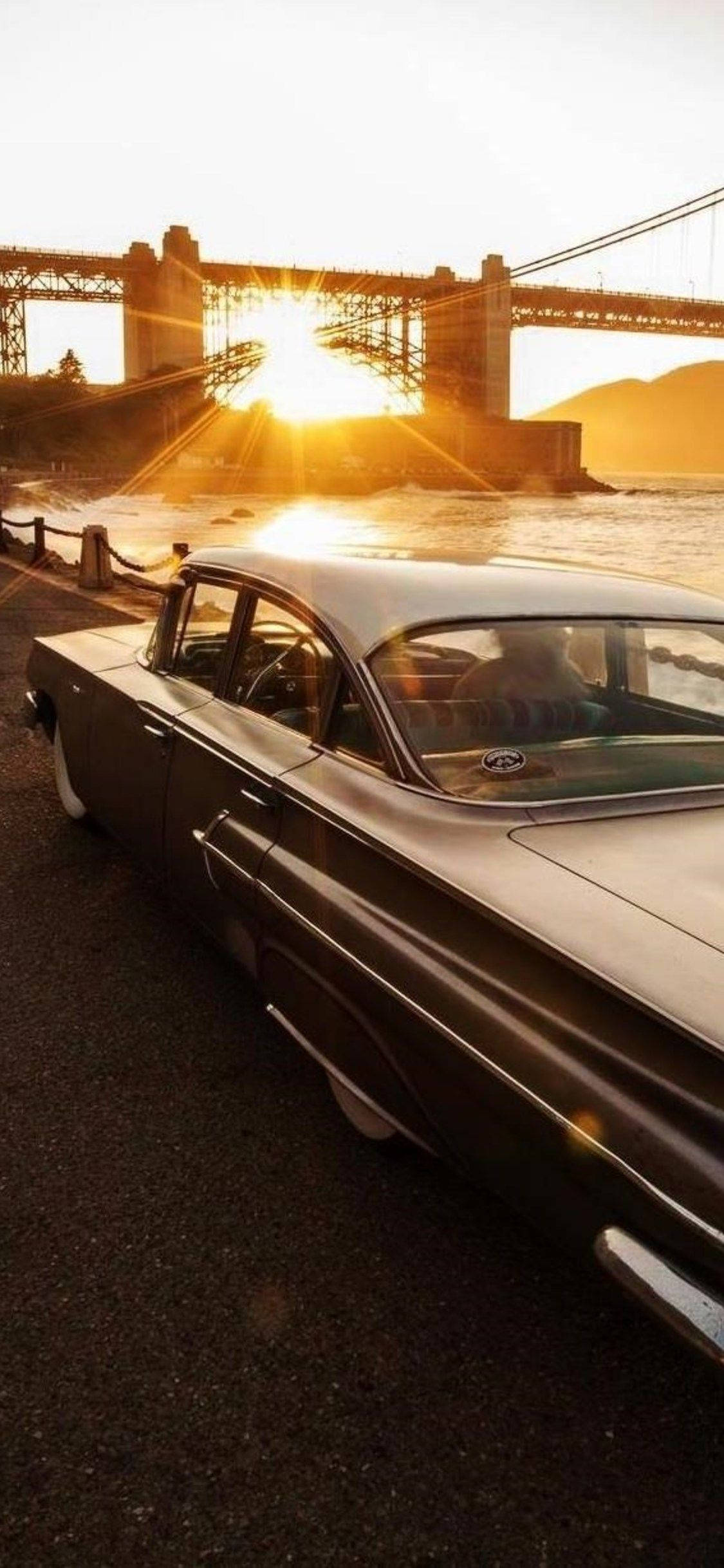 Вертикальный закат с винтажным Cadillac Обои