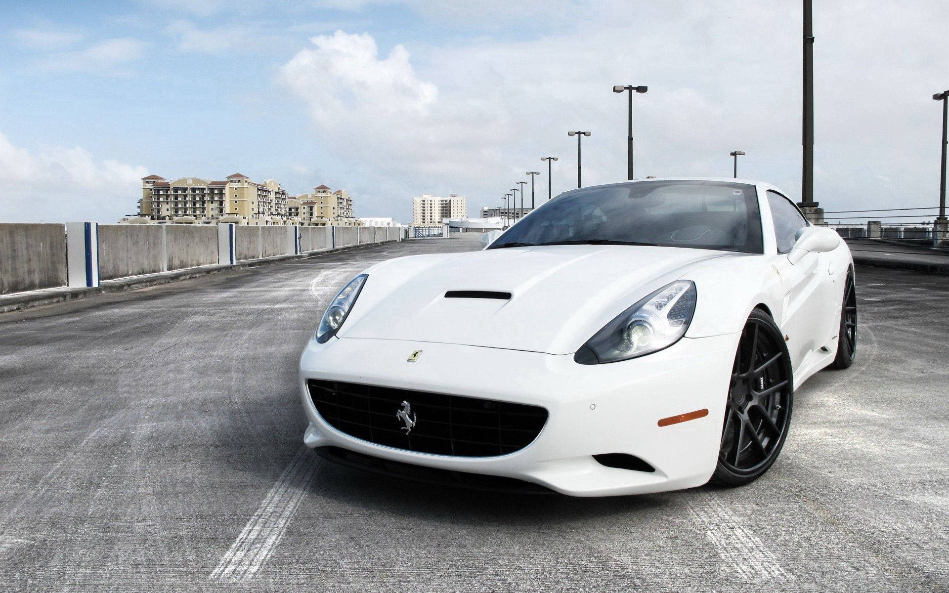 Обои на рабочий стол с белым Ferrari California.