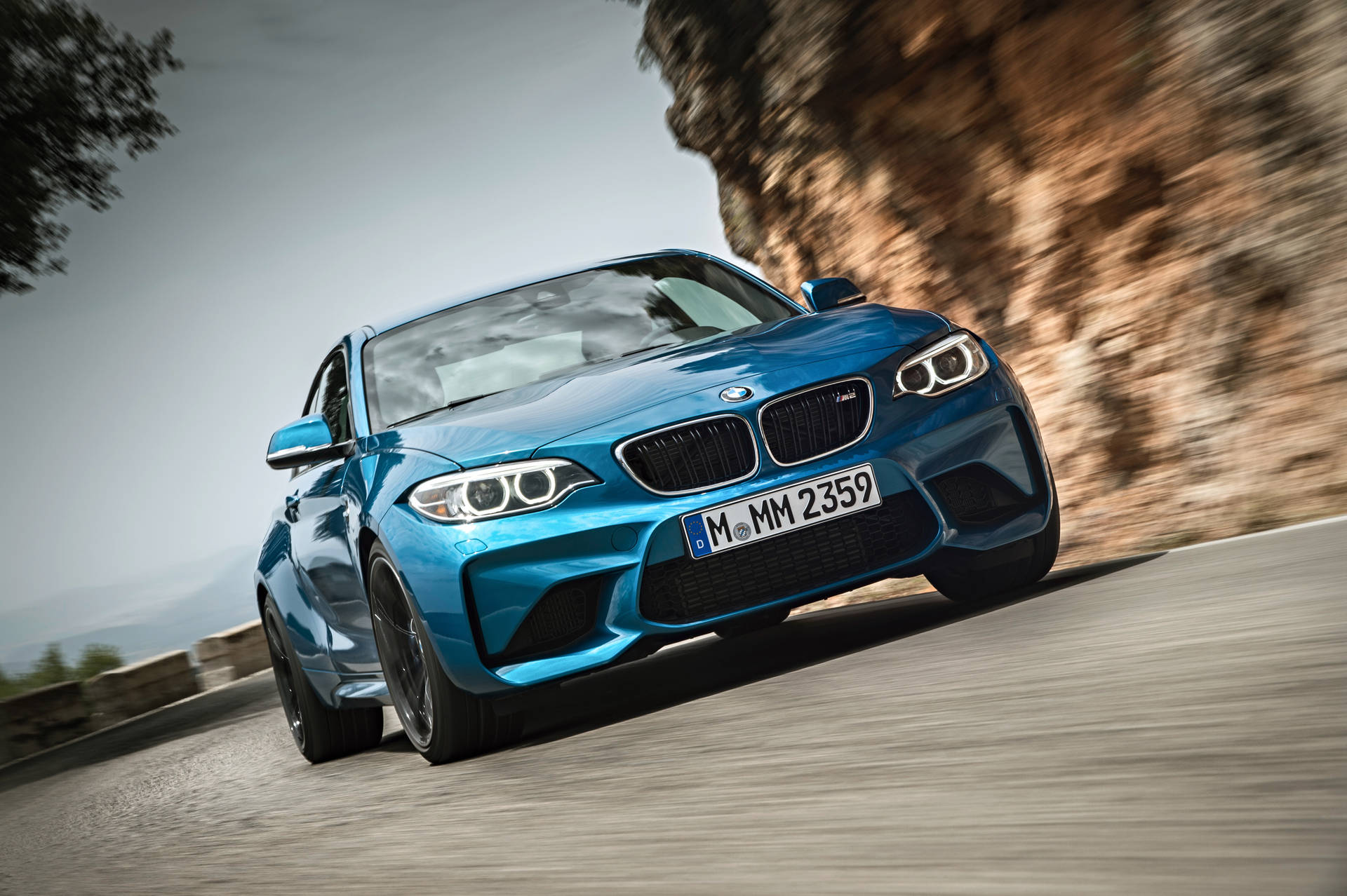 Синий BMW M2 F87 на дороге у горы обои