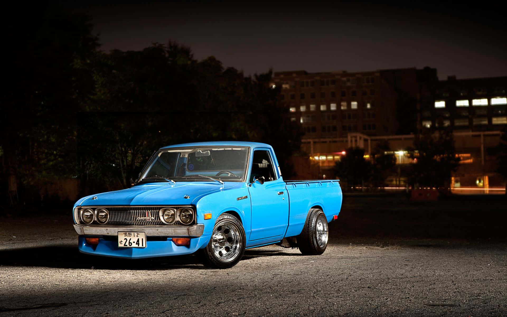 Винтажный спортивный автомобиль Datsun на дороге Обои