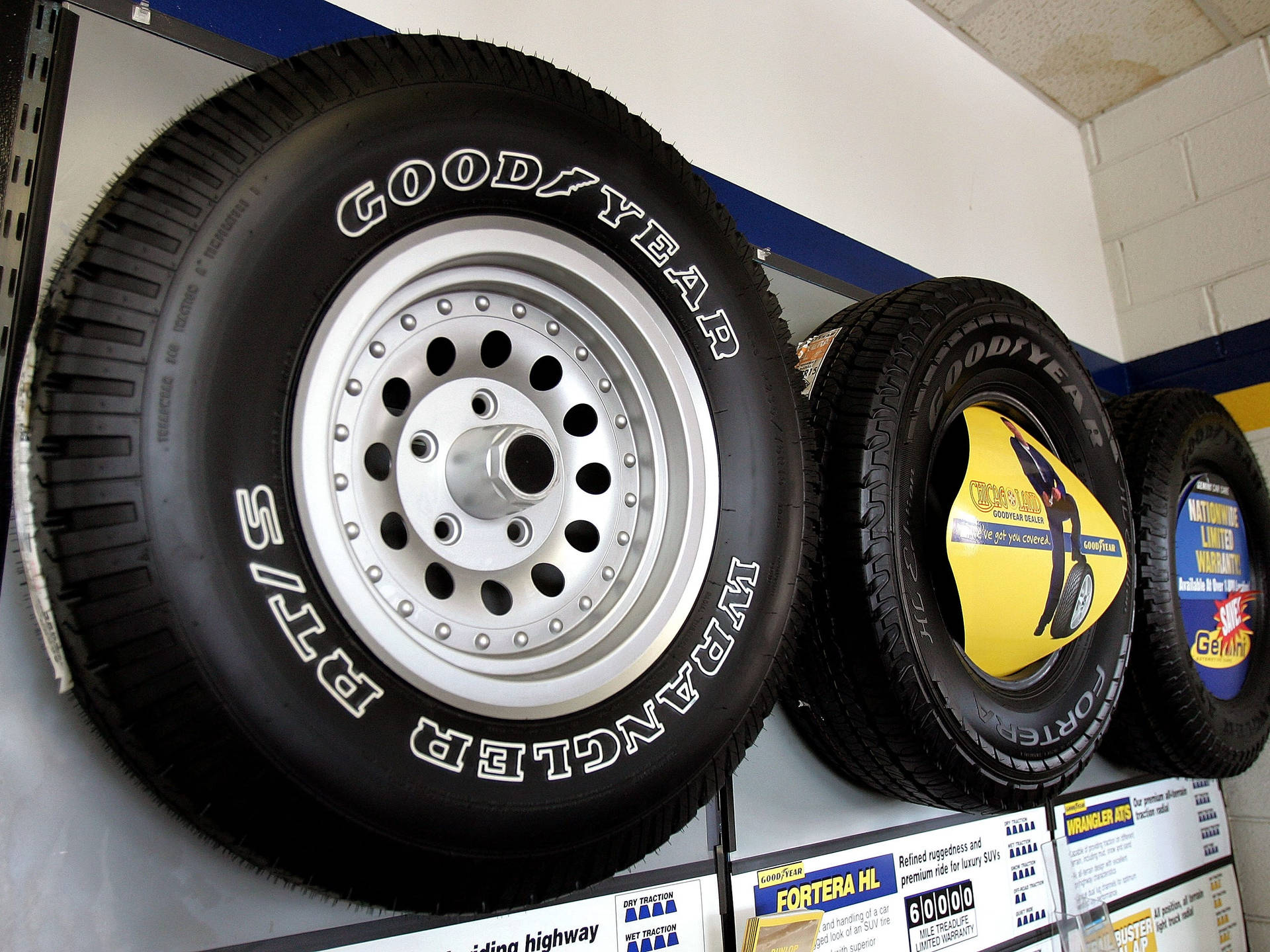 Витрина с шинами Goodyear — Машины Обои