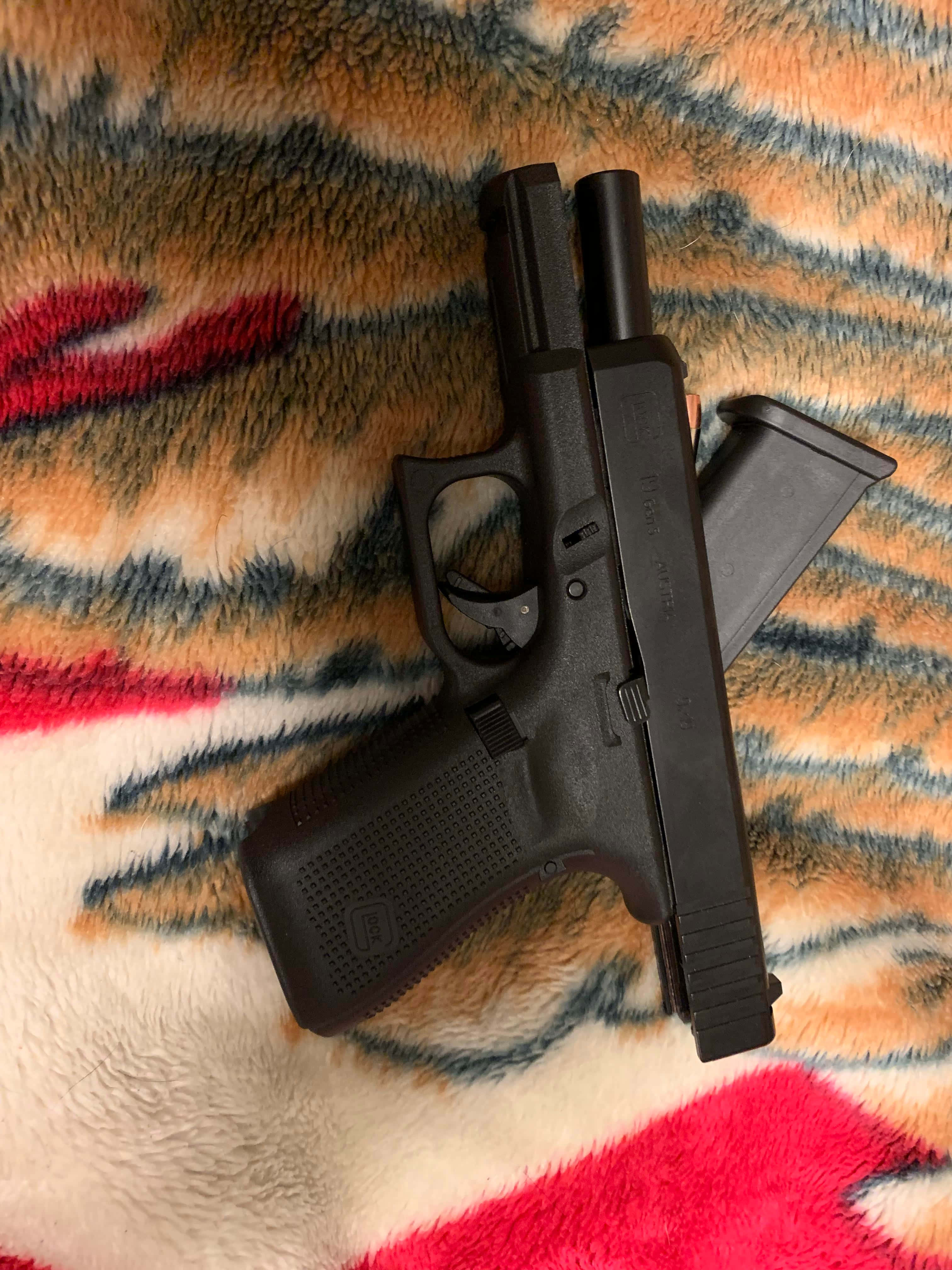 Всестороннее превосходство пистолета - Glock 19 Обои