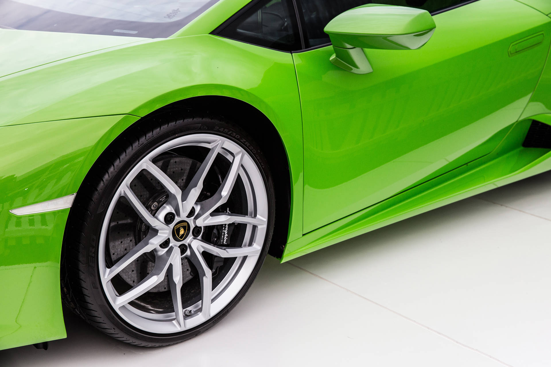 Обои с крупным планом зеленого колеса Lamborghini.