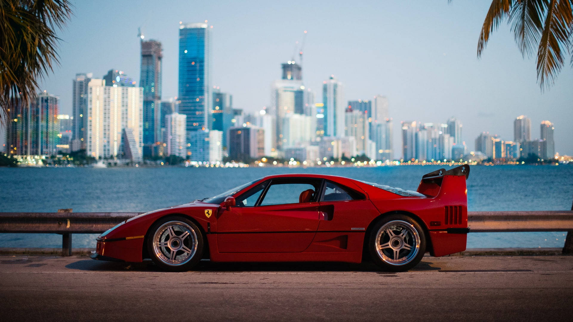 Красный Ferrari рядом со зданиями iPad